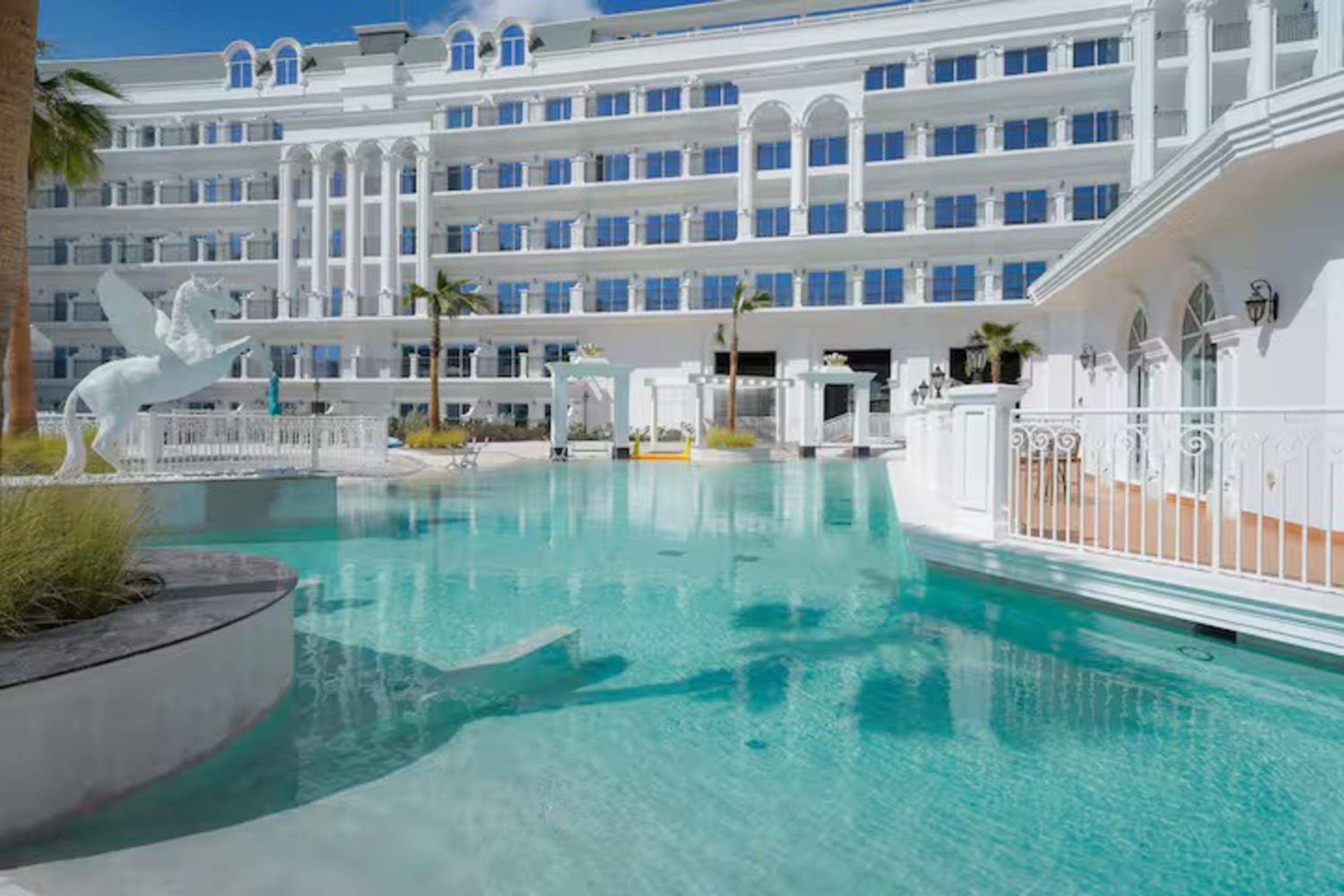 1BR Lagoon View Luxury Spa Retreat near Miracle Garden