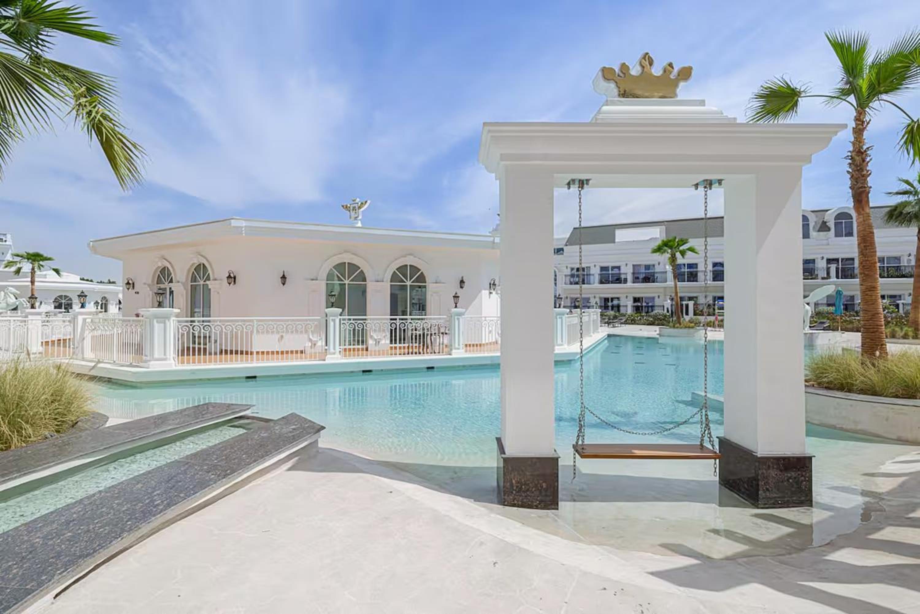 1BR Lagoon View Luxury Spa Retreat near Miracle Garden