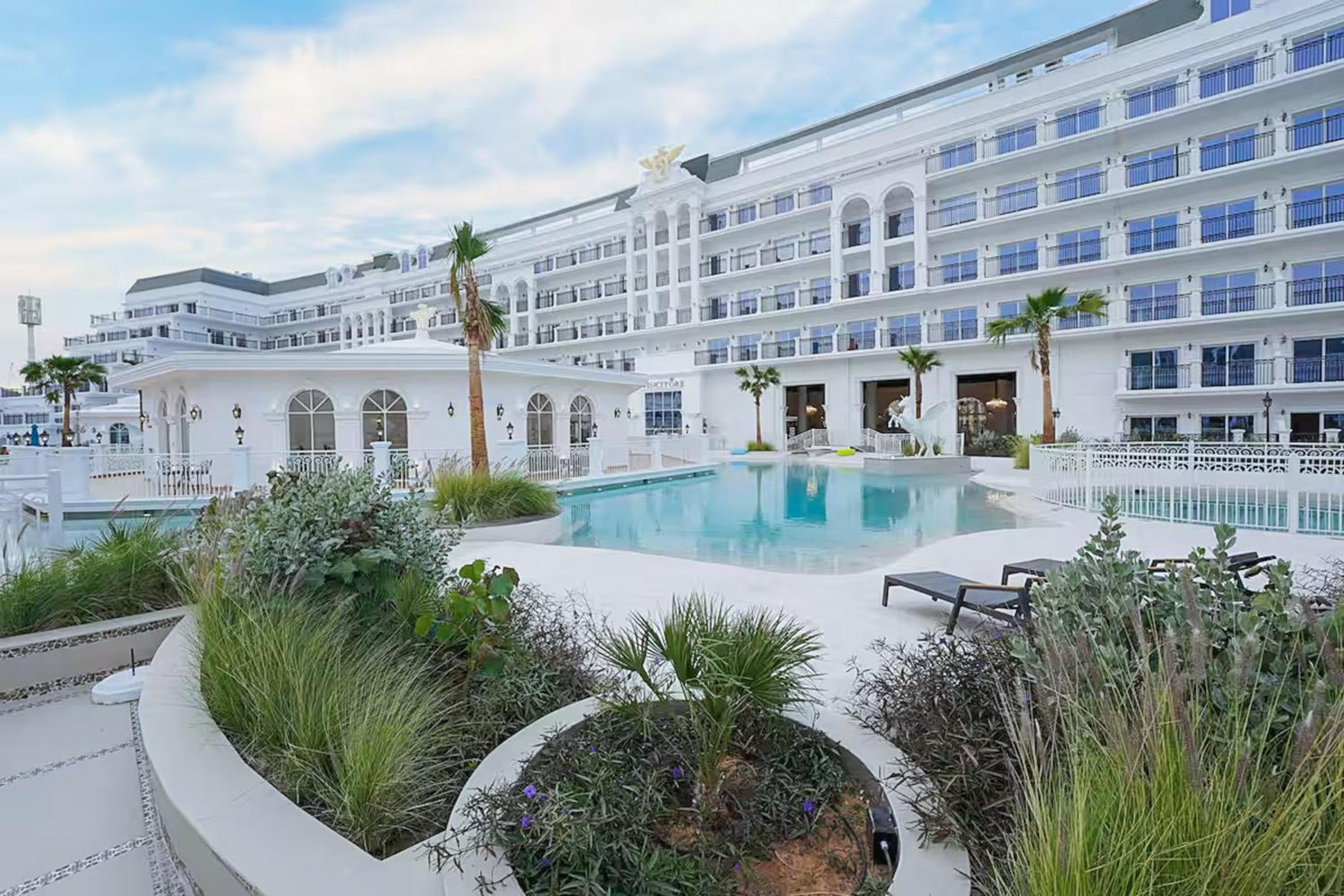 1BR Lagoon View Luxury Spa Retreat near Miracle Garden