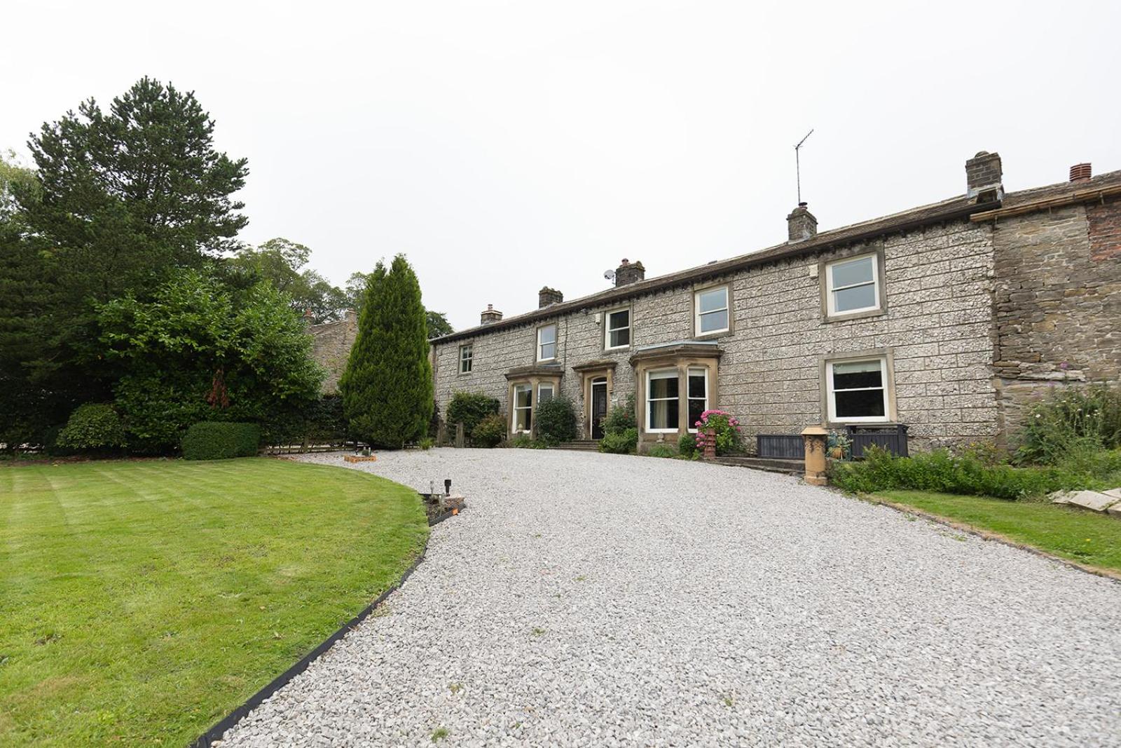 RAYGILL HOUSE - Spacious Family Retreat in Scenic North Yorkshire - Hot tub hire available