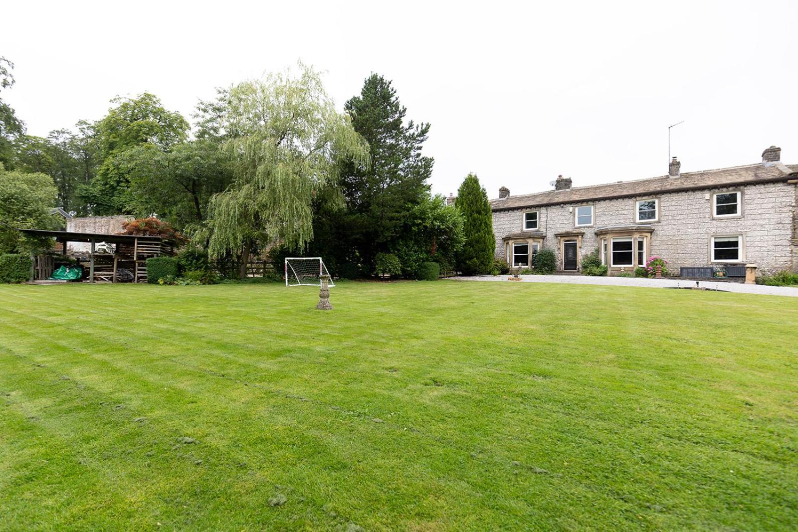 RAYGILL HOUSE - Spacious Family Retreat in Scenic North Yorkshire - Hot tub hire available