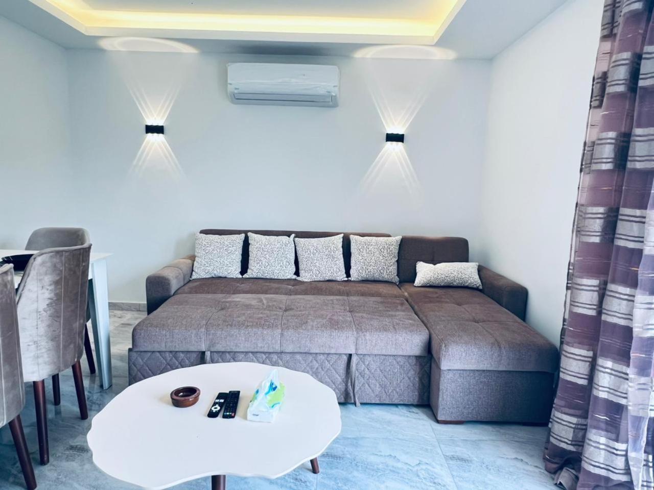 One bedroom and reception