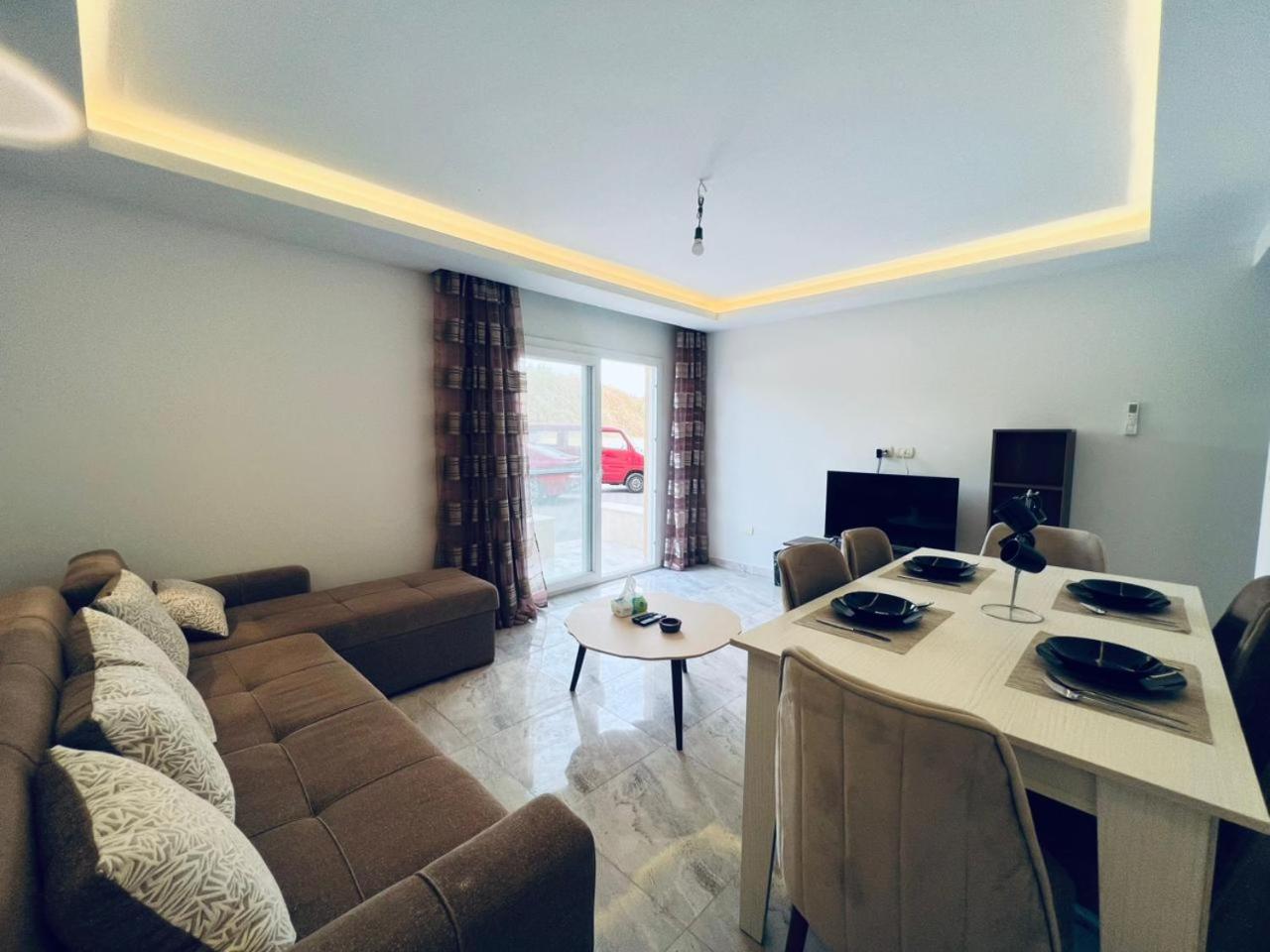 One bedroom and reception