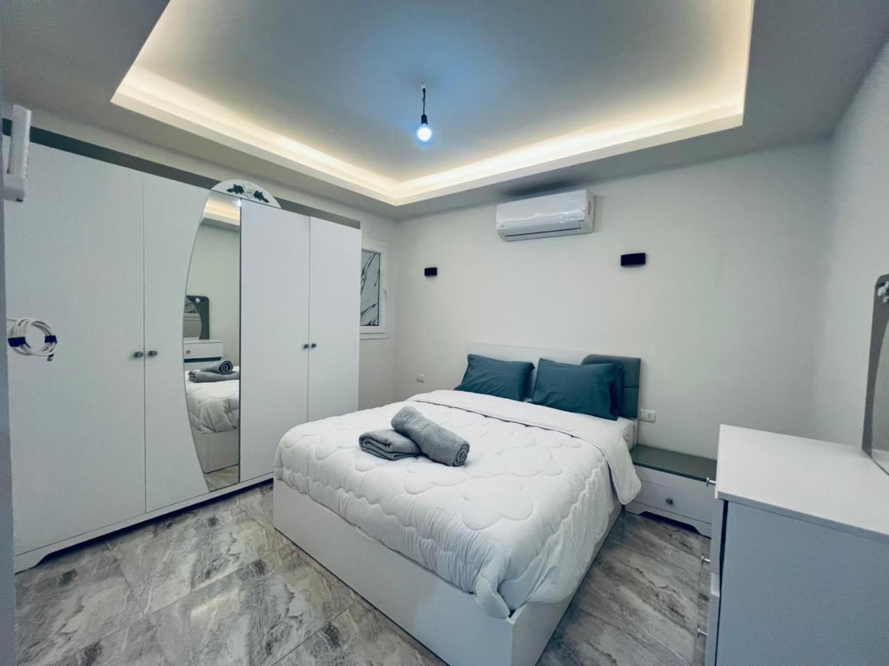 One bedroom and reception