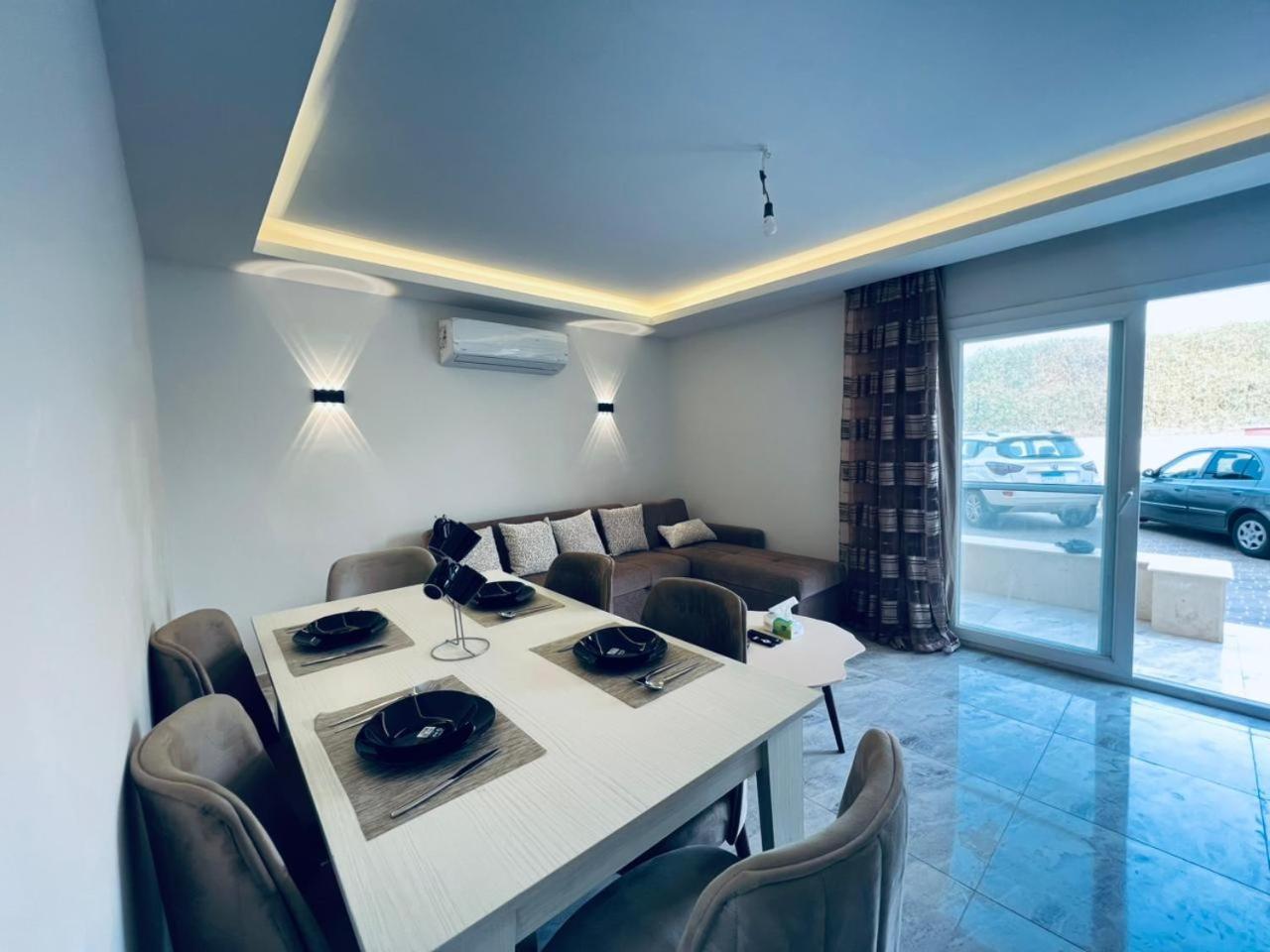 One bedroom and reception