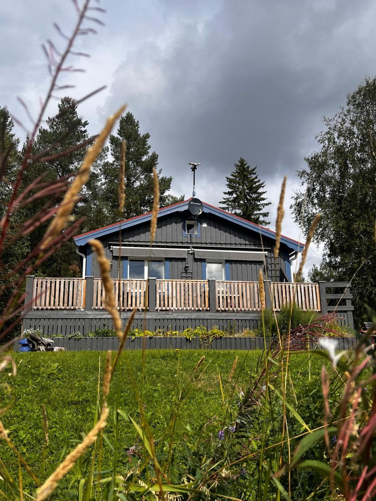 Hildas Hus with river view and spa