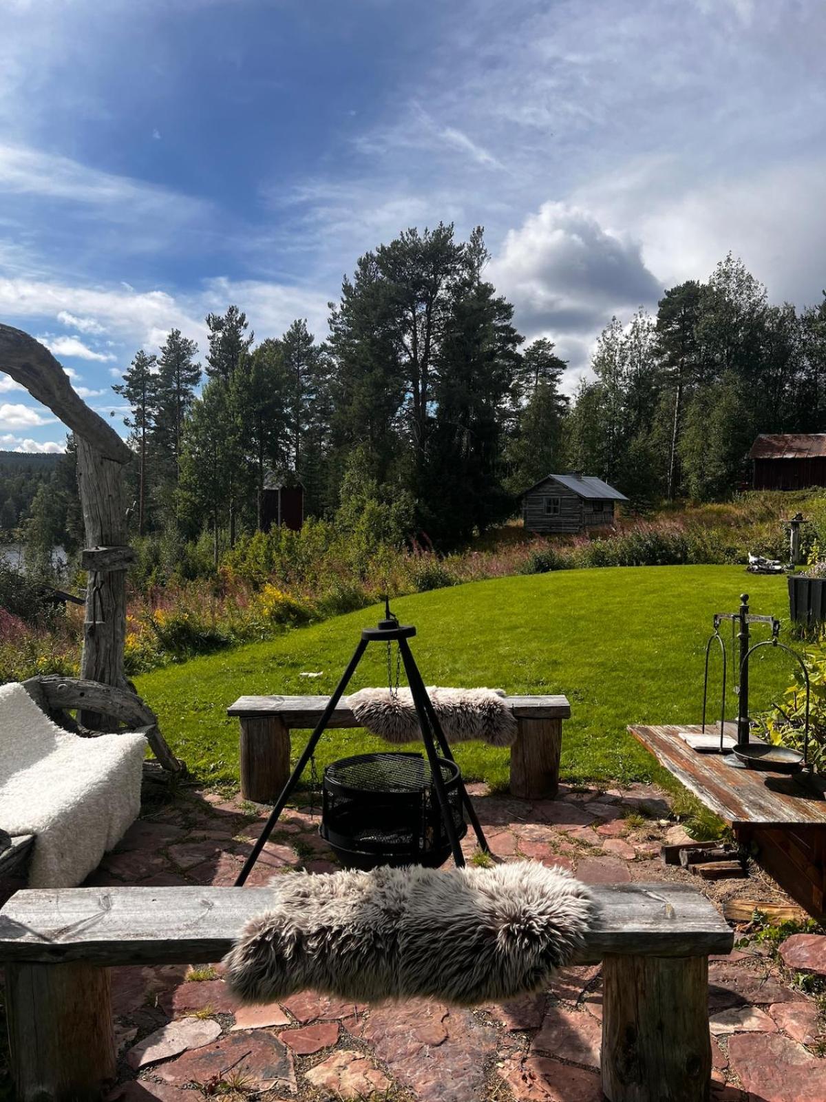 Hildas Hus with river view and spa