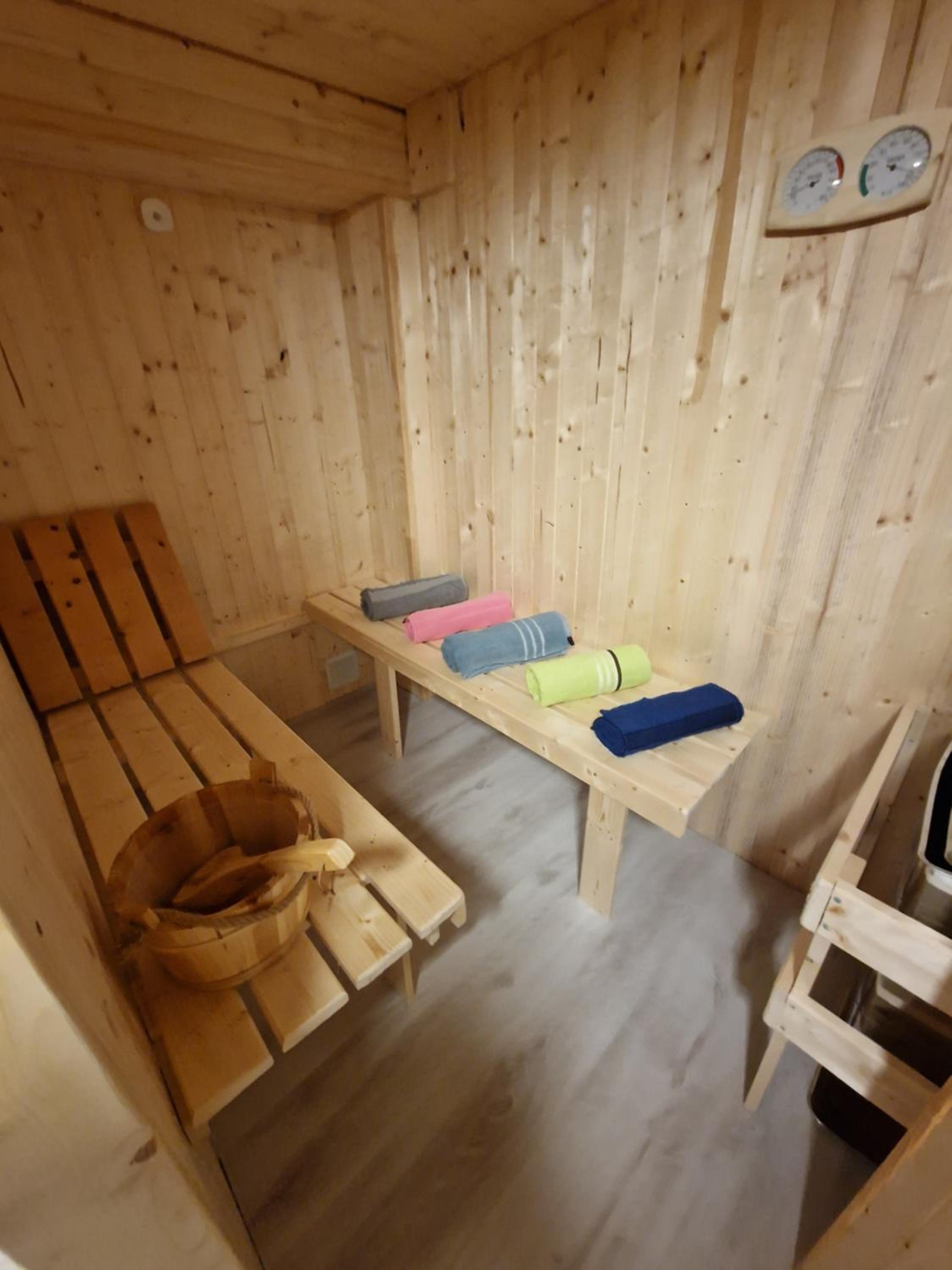 Chalet sous les sapins, calme, superbe vue avec piscine et sauna