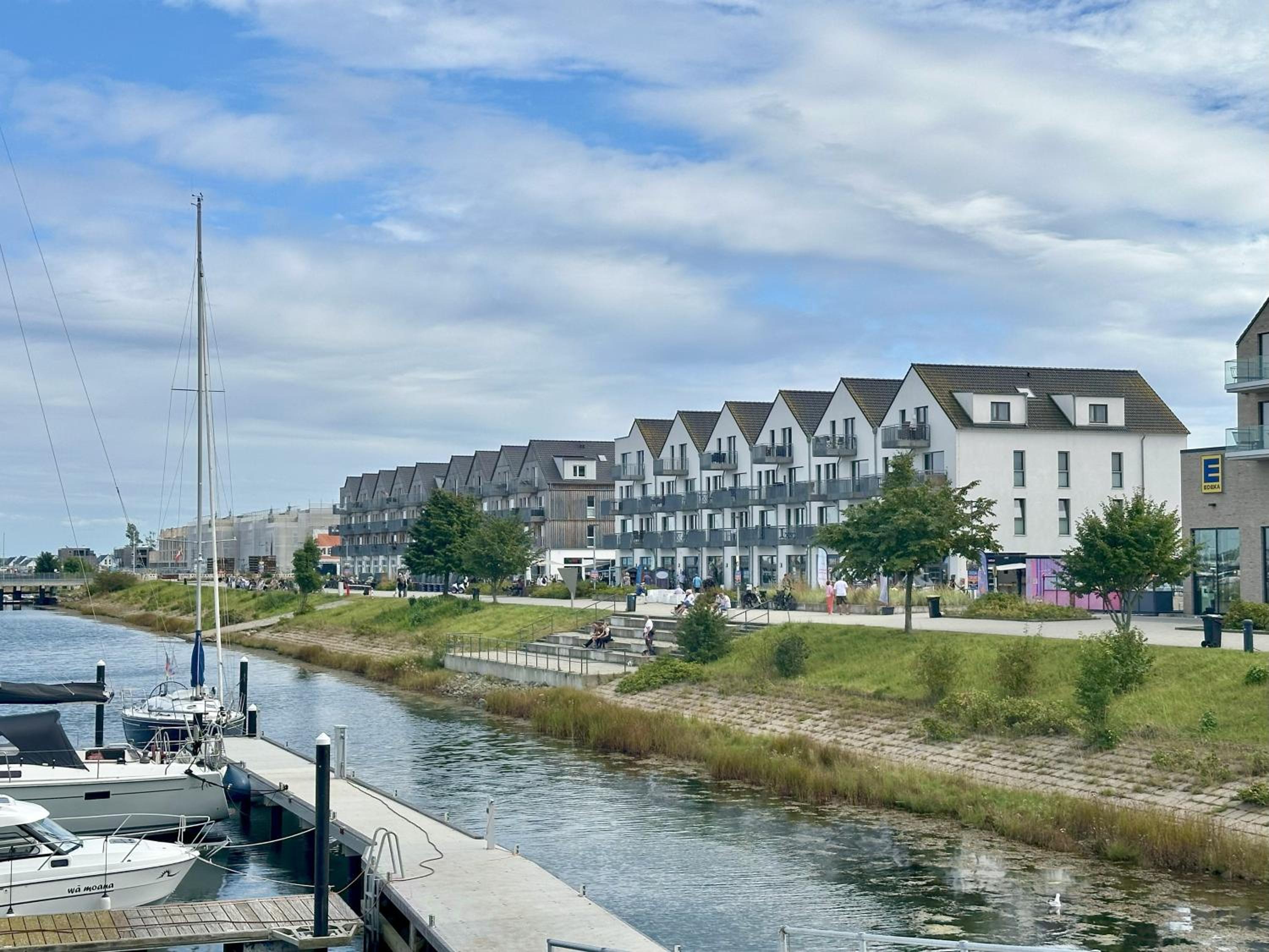 Surfbude, Olpenitz - moderne Ferienwohnung in direkter Strandnähe mit eigenem Eingang, Sauna, Kaminofen, Balkonterrasse und Parkplatz
