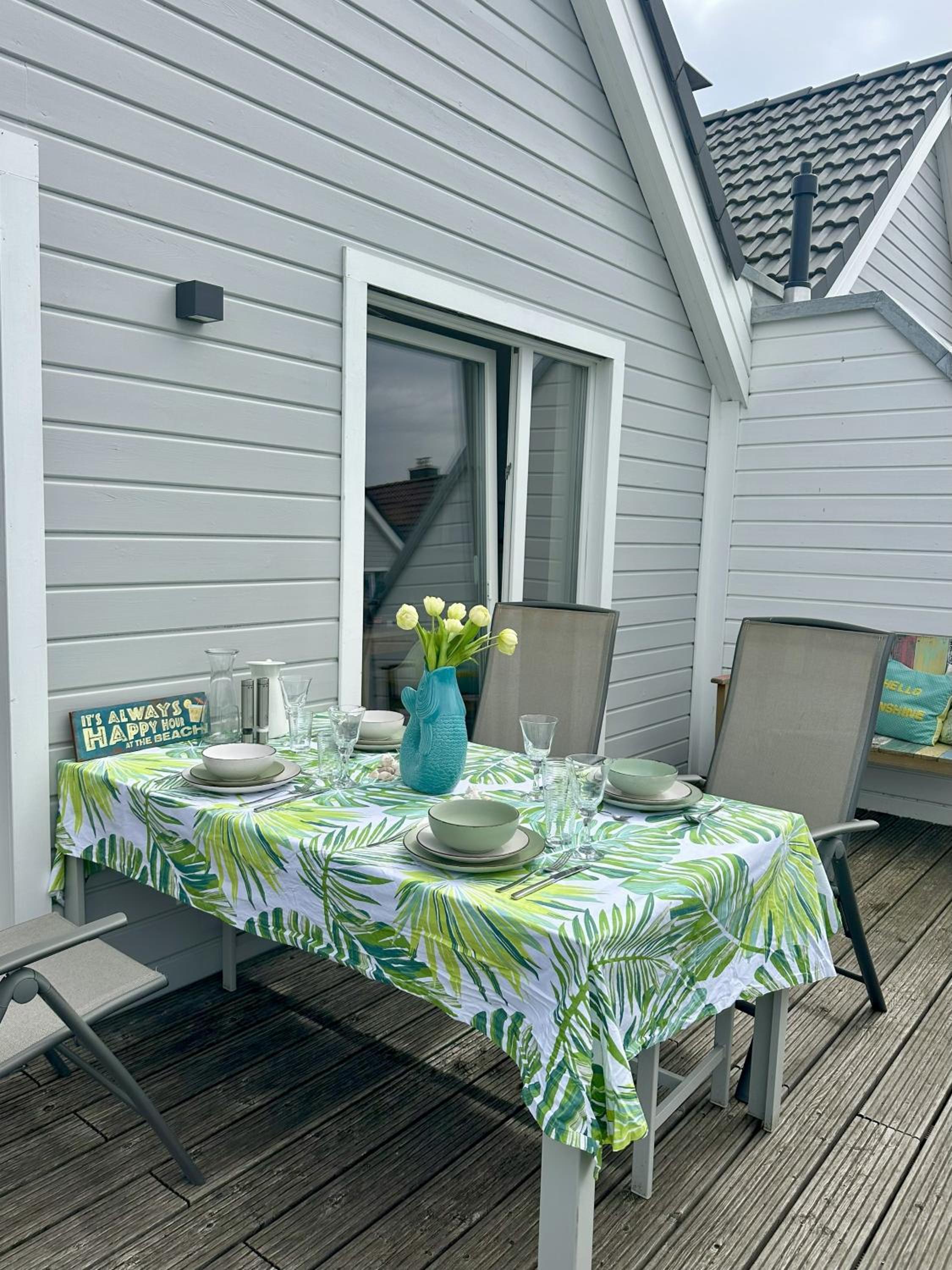 Surfbude, Olpenitz - moderne Ferienwohnung in direkter Strandnähe mit eigenem Eingang, Sauna, Kaminofen, Balkonterrasse und Parkplatz