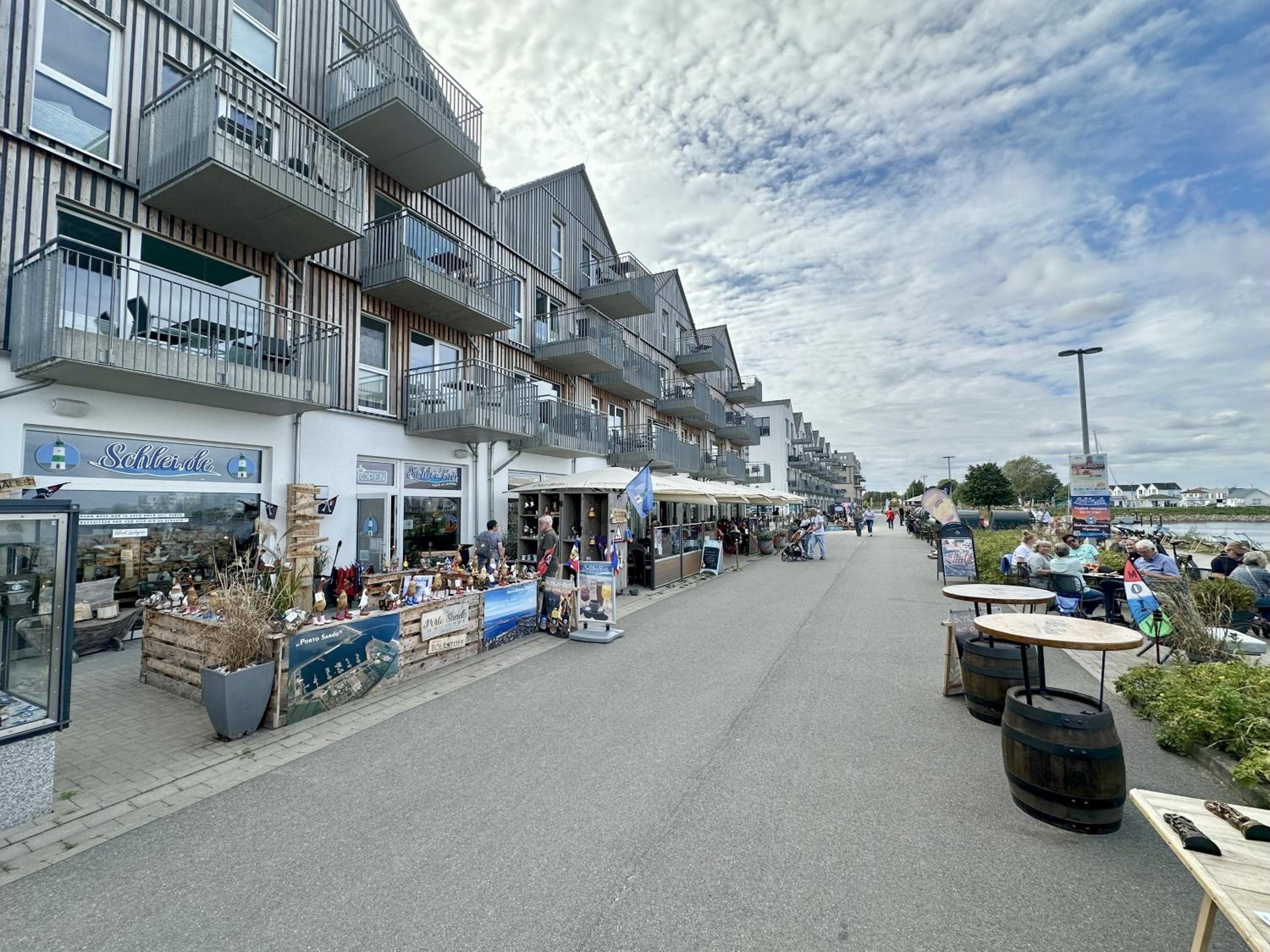 Surfbude, Olpenitz - moderne Ferienwohnung in direkter Strandnähe mit eigenem Eingang, Sauna, Kaminofen, Balkonterrasse und Parkplatz