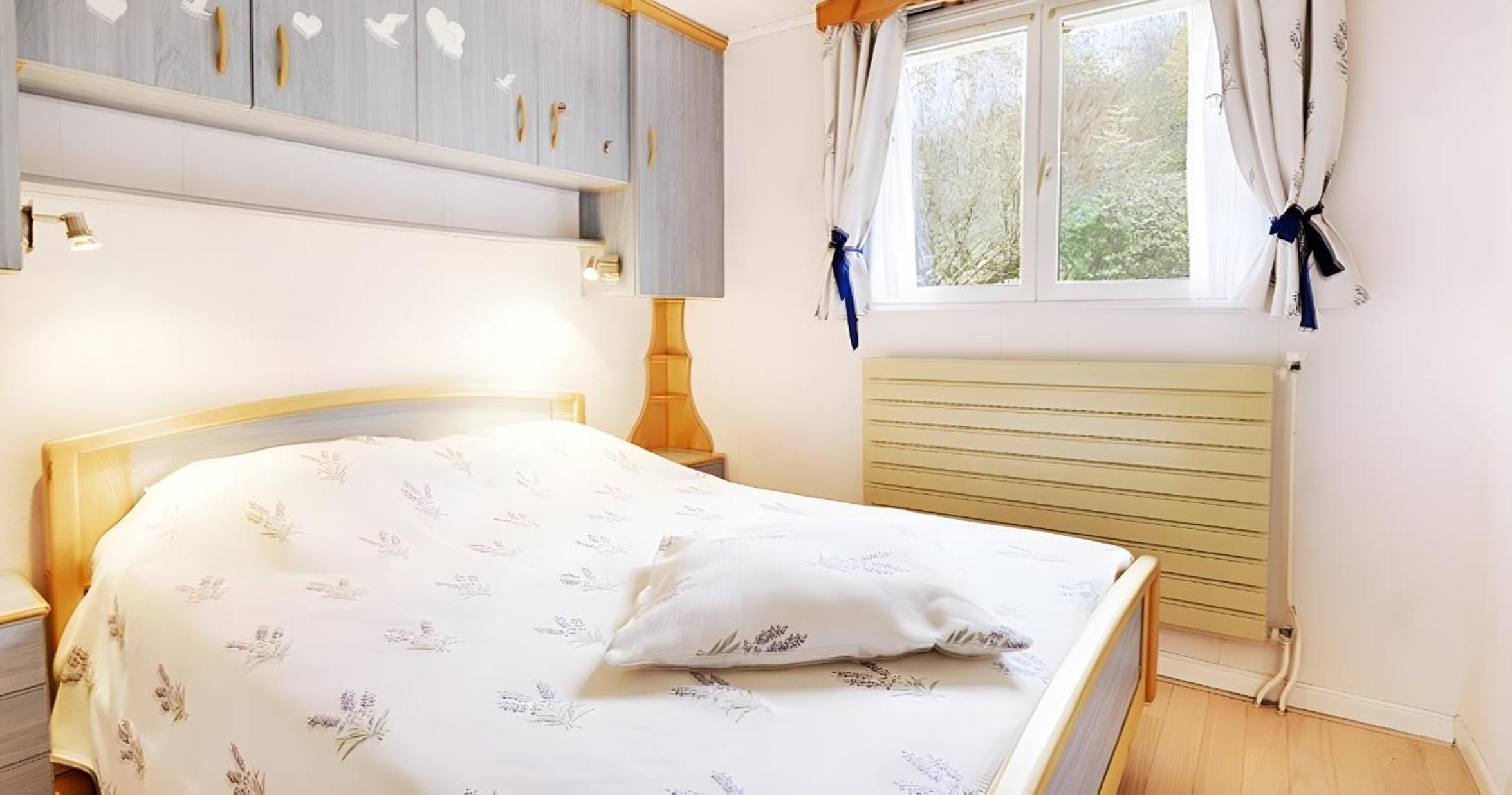 Chalet sous les sapins, calme, superbe vue avec piscine et sauna
