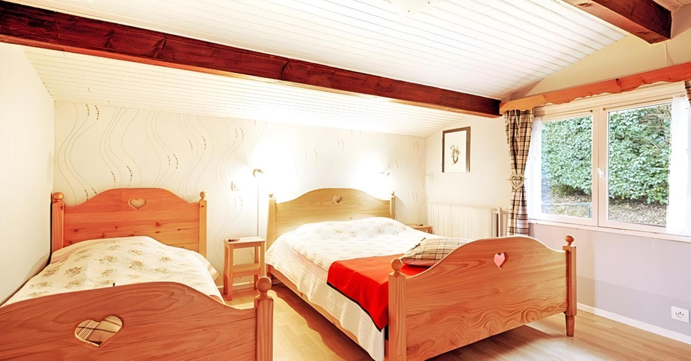 Chalet sous les sapins, calme, superbe vue avec piscine et sauna