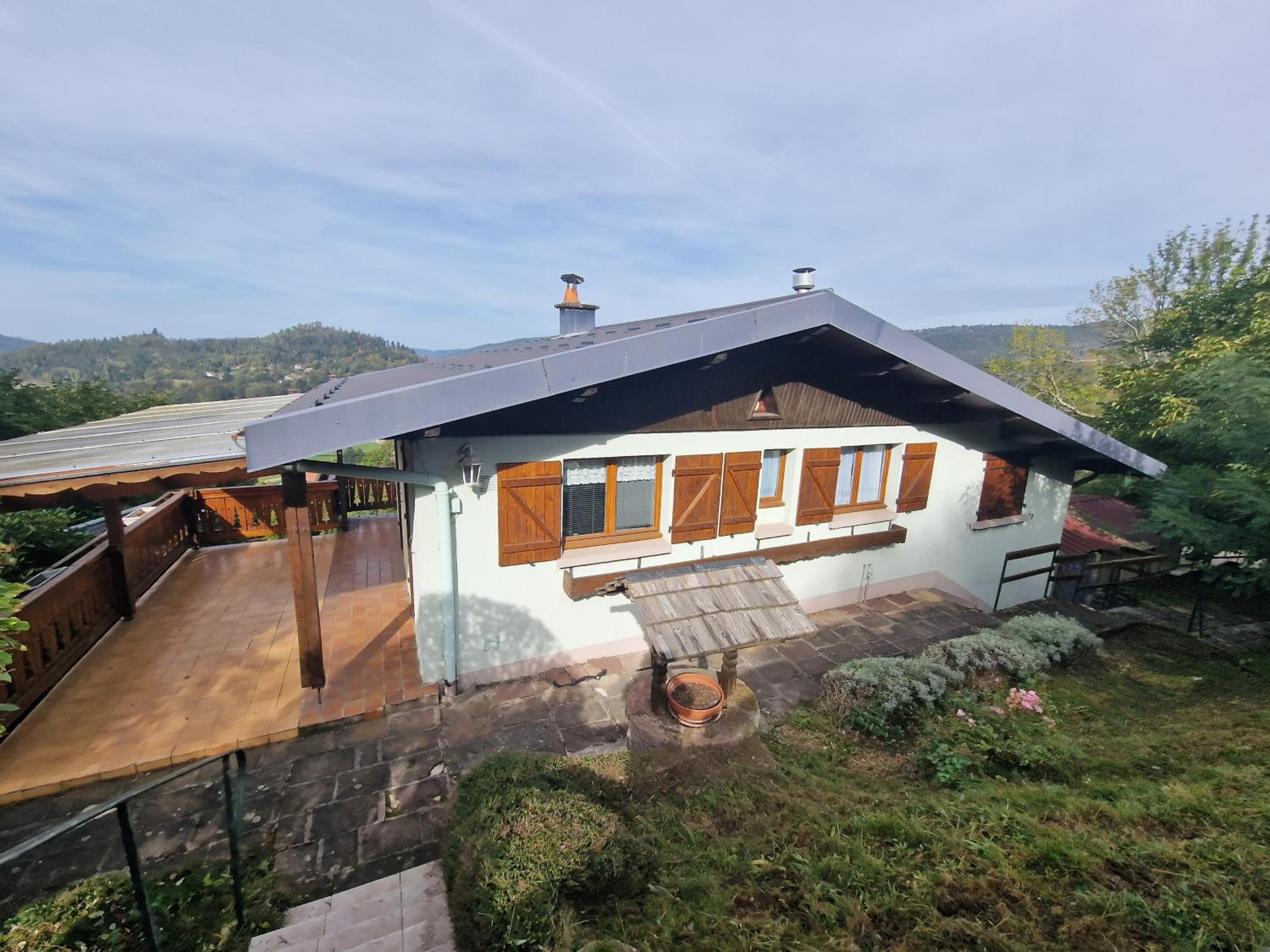 Chalet sous les sapins, calme, superbe vue avec piscine et sauna