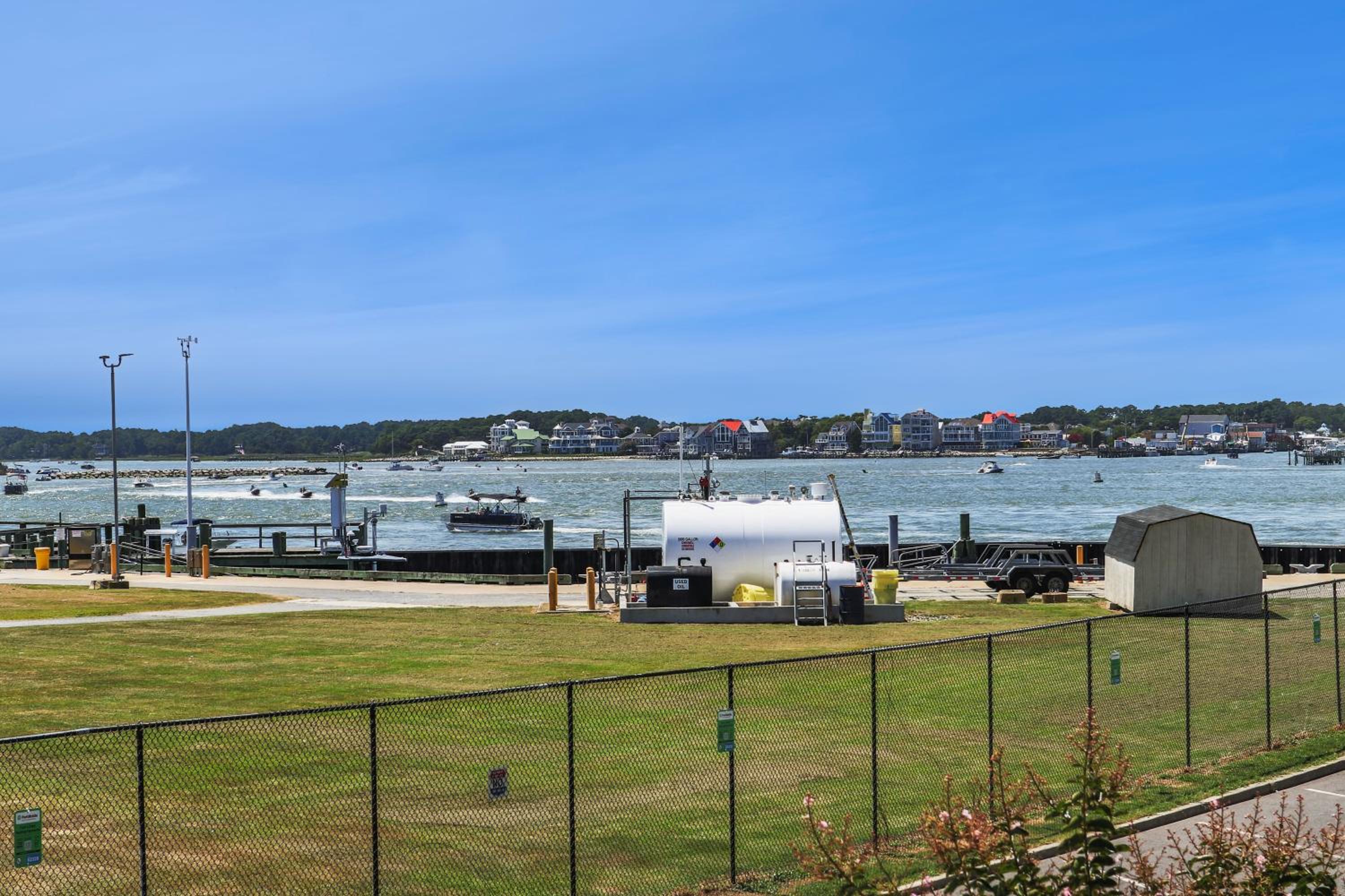 The One with Downtown Inlet Vibes - Couple's Escape - Assateague House 111