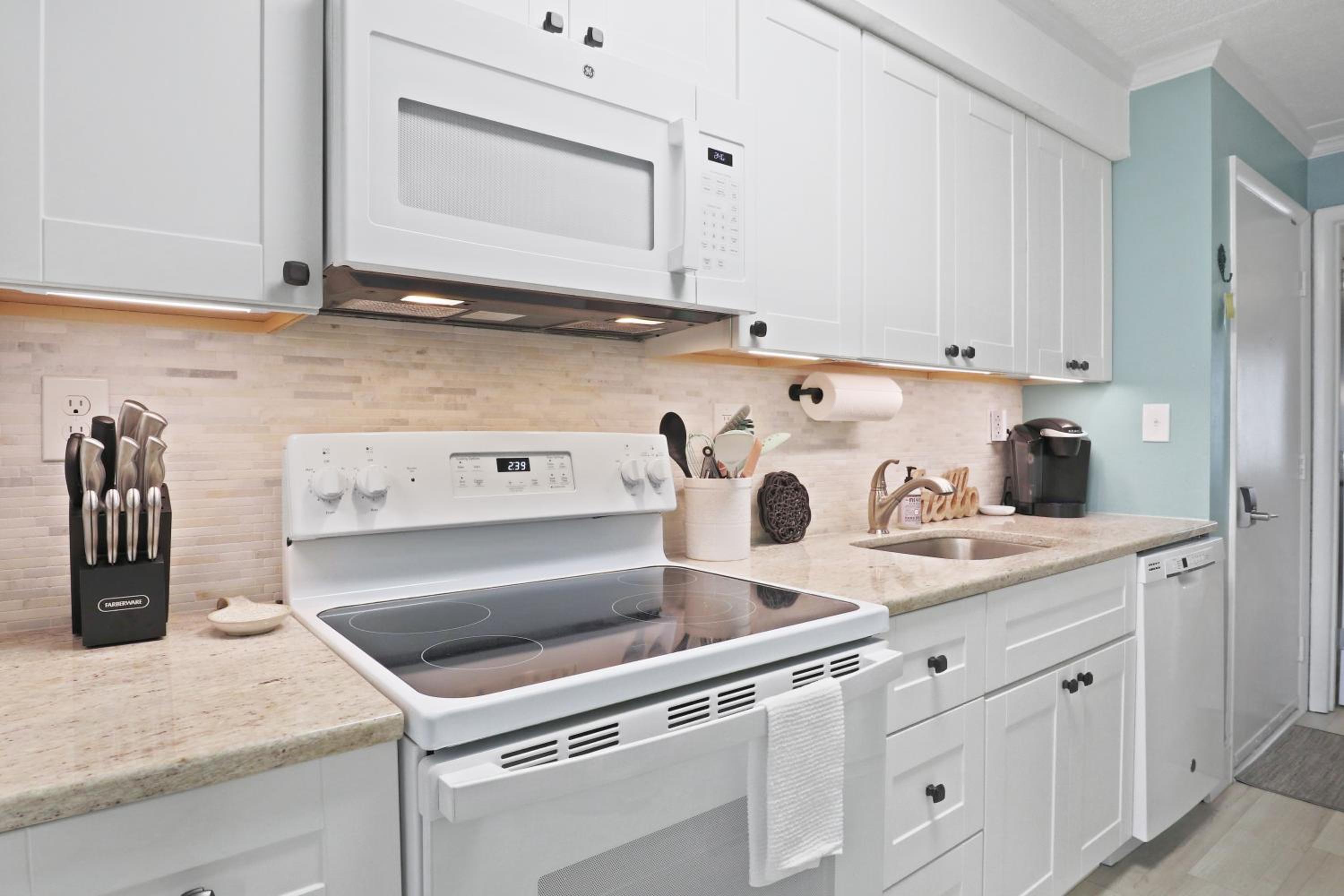 The One with Downtown Inlet Vibes - Couple's Escape - Assateague House 111