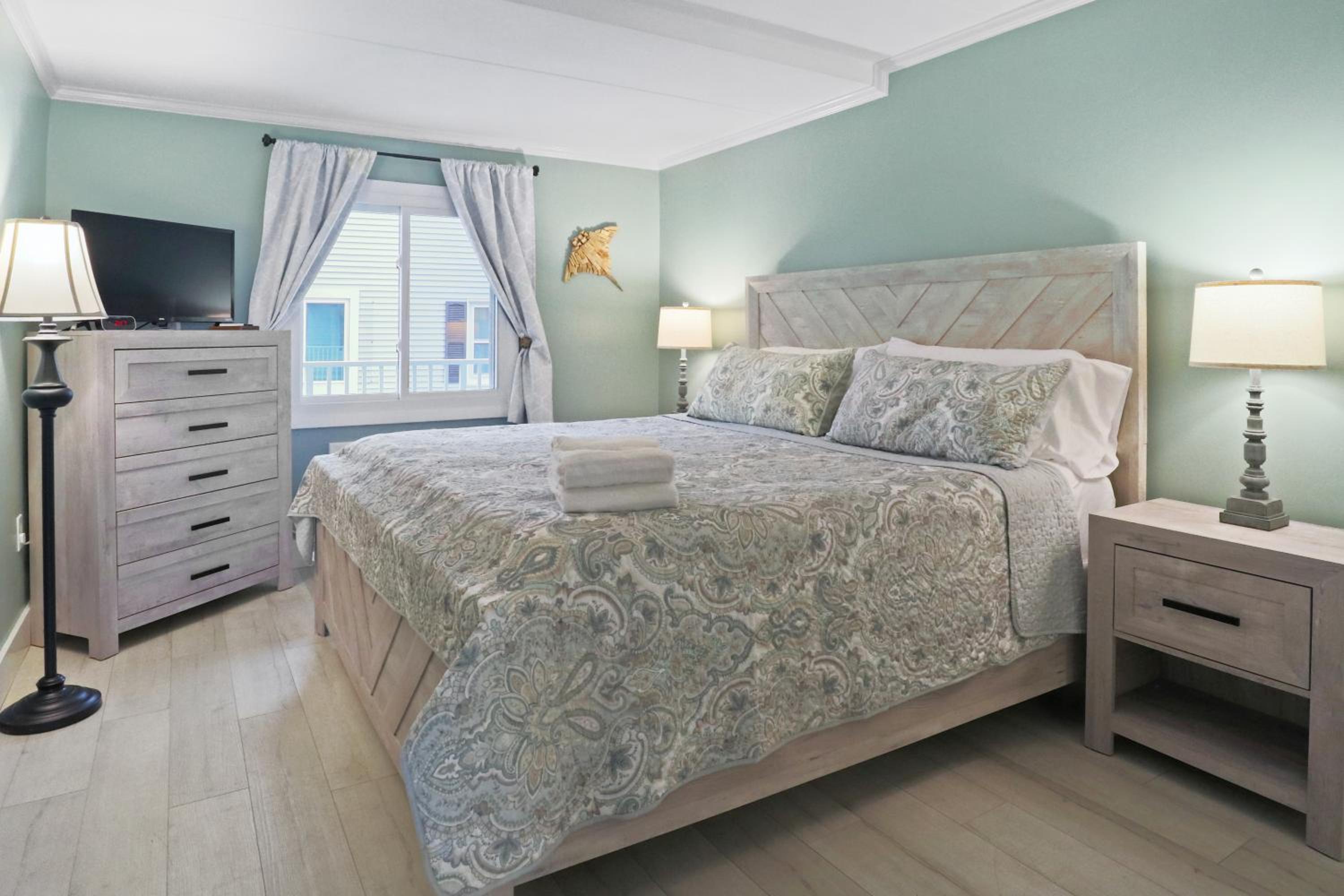 The One with Downtown Inlet Vibes - Couple's Escape - Assateague House 111