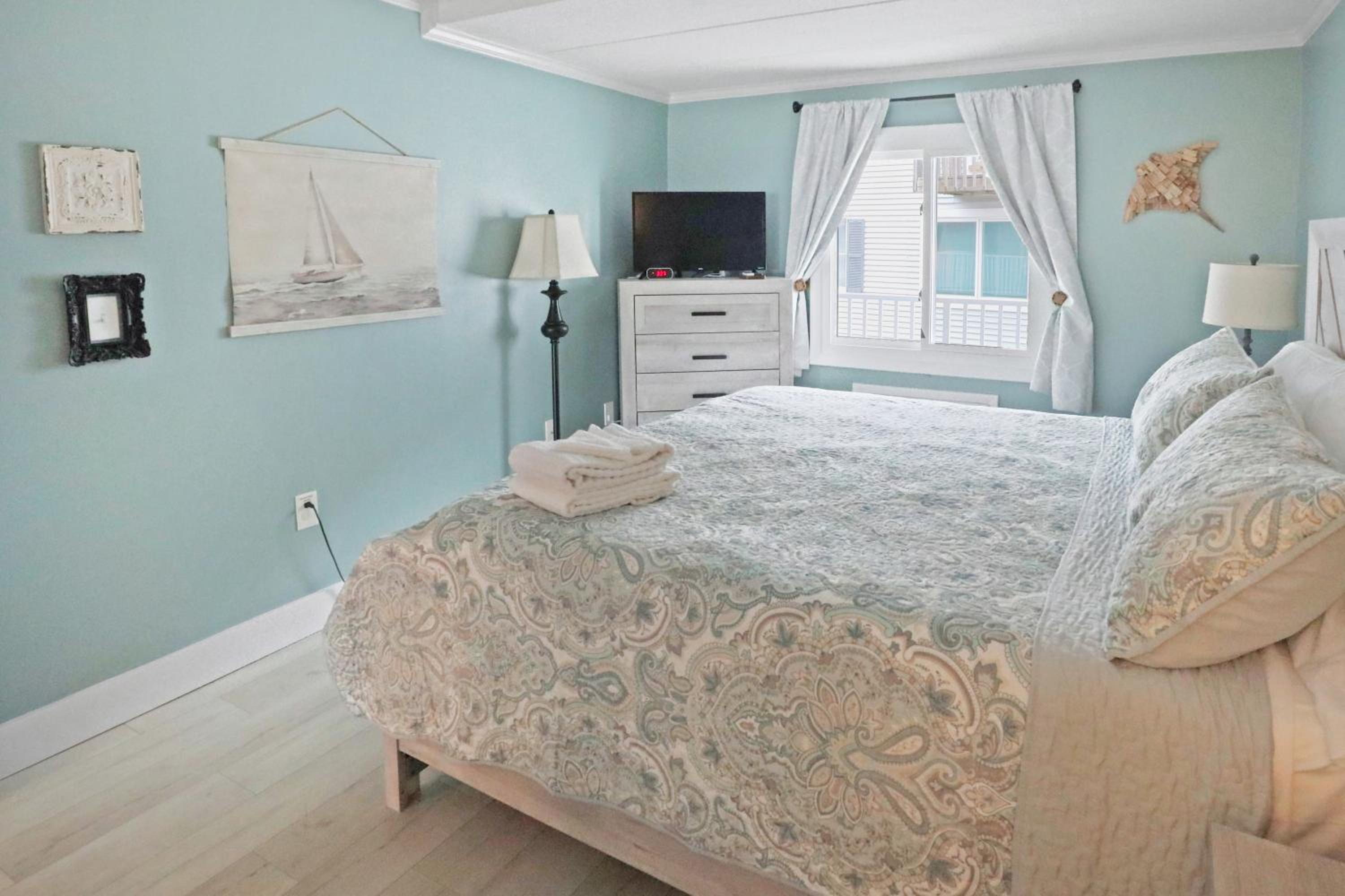 The One with Downtown Inlet Vibes - Couple's Escape - Assateague House 111