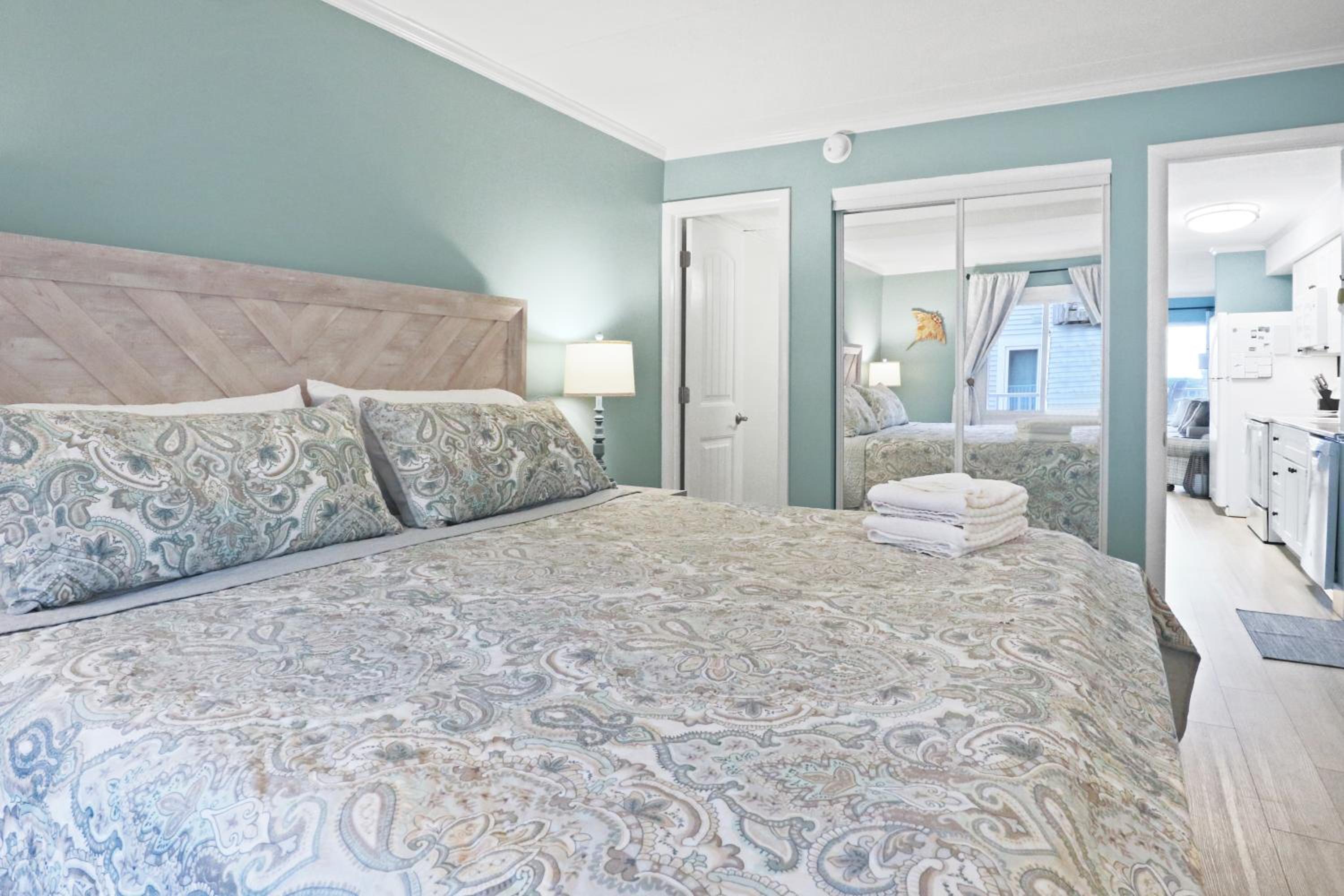 The One with Downtown Inlet Vibes - Couple's Escape - Assateague House 111