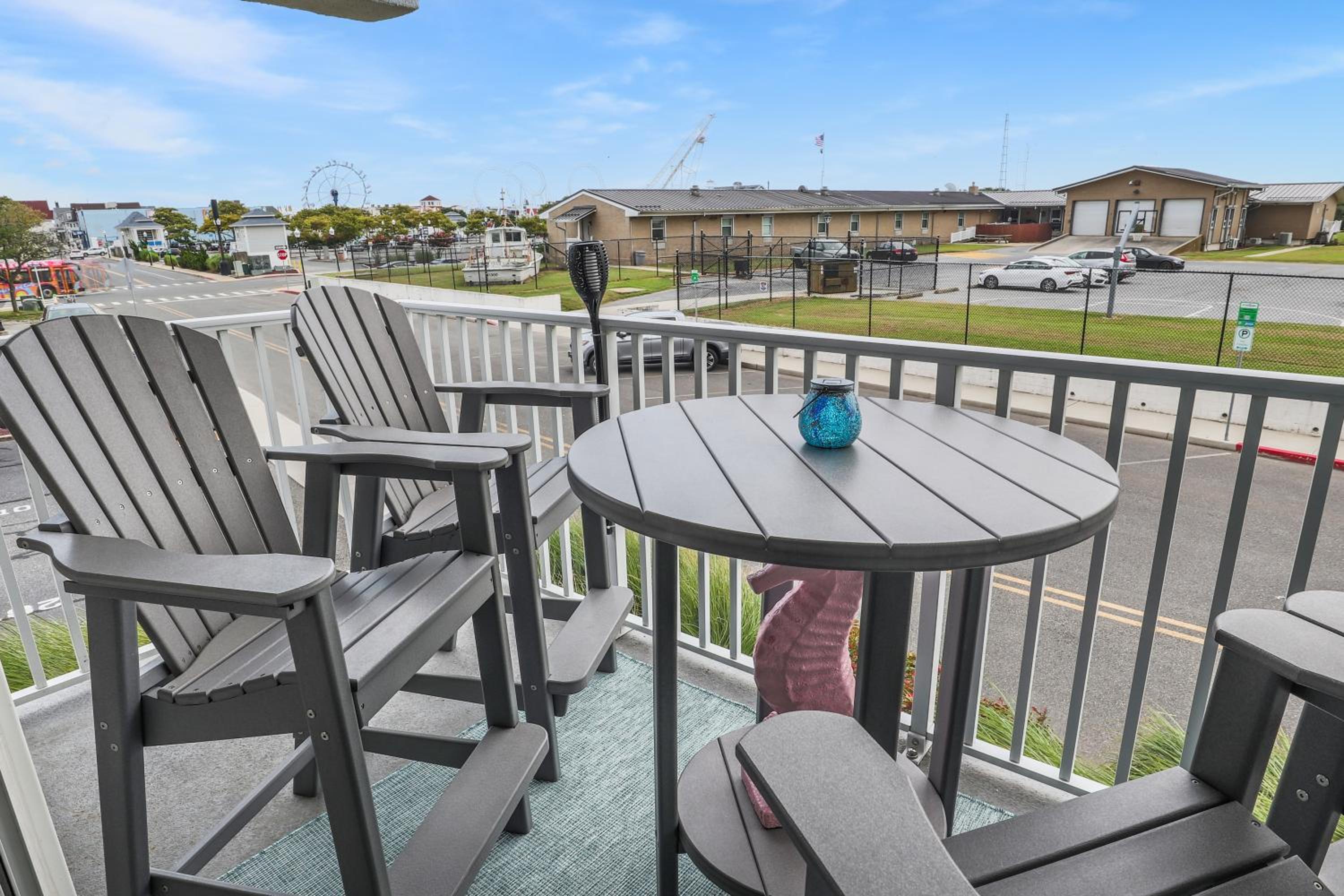 The One with Downtown Inlet Vibes - Couple's Escape - Assateague House 111