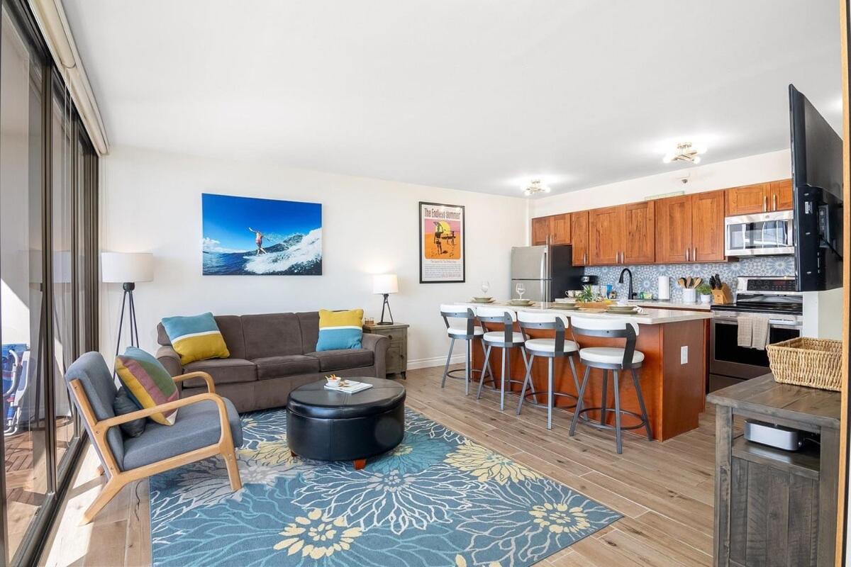 New! Modern Remodeled Condo, Walk to Waikiki Beach, Oceanview, Free Parking, AC