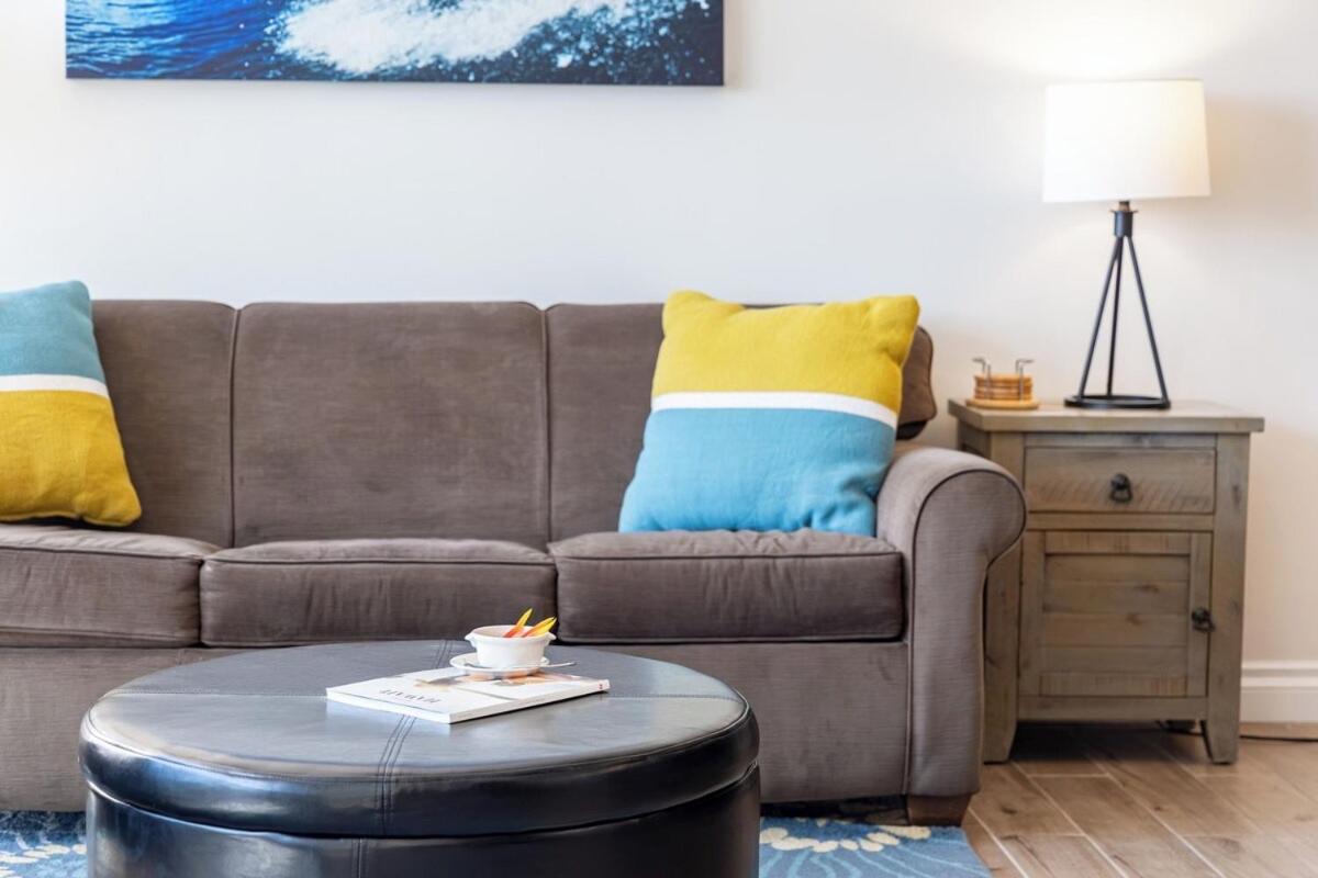 New! Modern Remodeled Condo, Walk to Waikiki Beach, Oceanview, Free Parking, AC