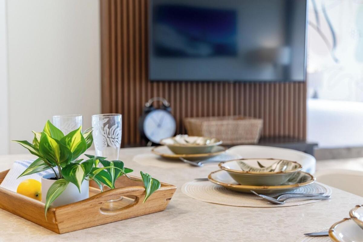 New! Modern Remodeled Condo, Walk to Waikiki Beach, Oceanview, Free Parking, AC