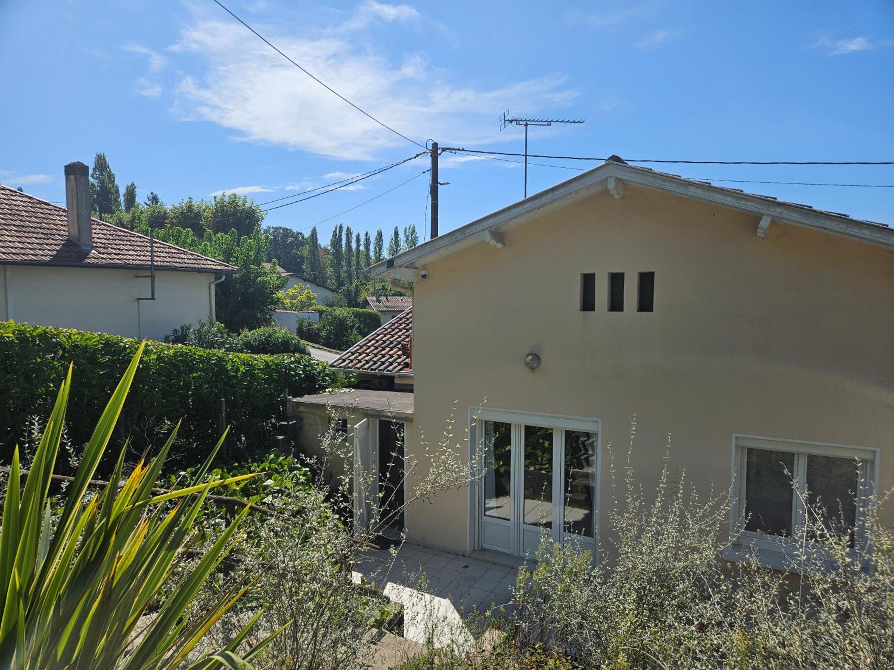 Maison confortable avec 3 chambres et jardin clos, idéale familles et curistes à Salies-de-Béarn