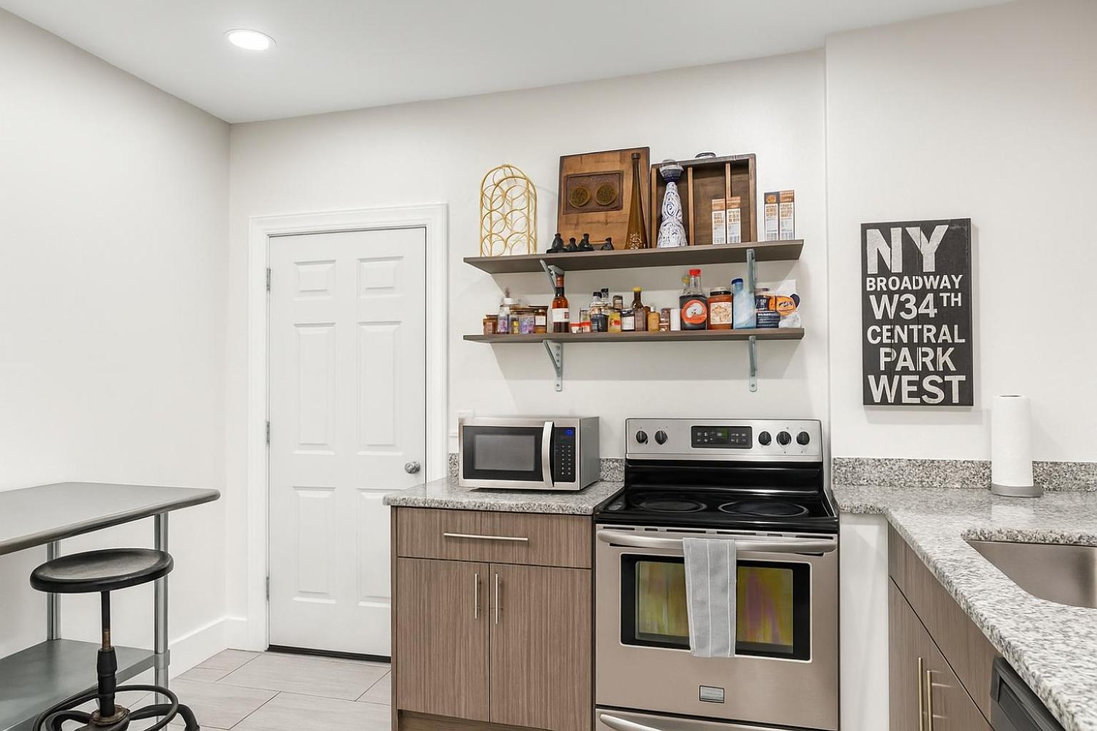 Detroit North End 6BR | Pets, WiFi, Parking