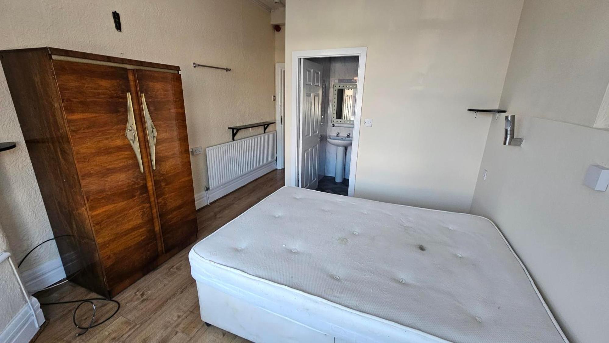Park Road Guest House - Room To Rent On Park Road in Blackpool FY1 4ET