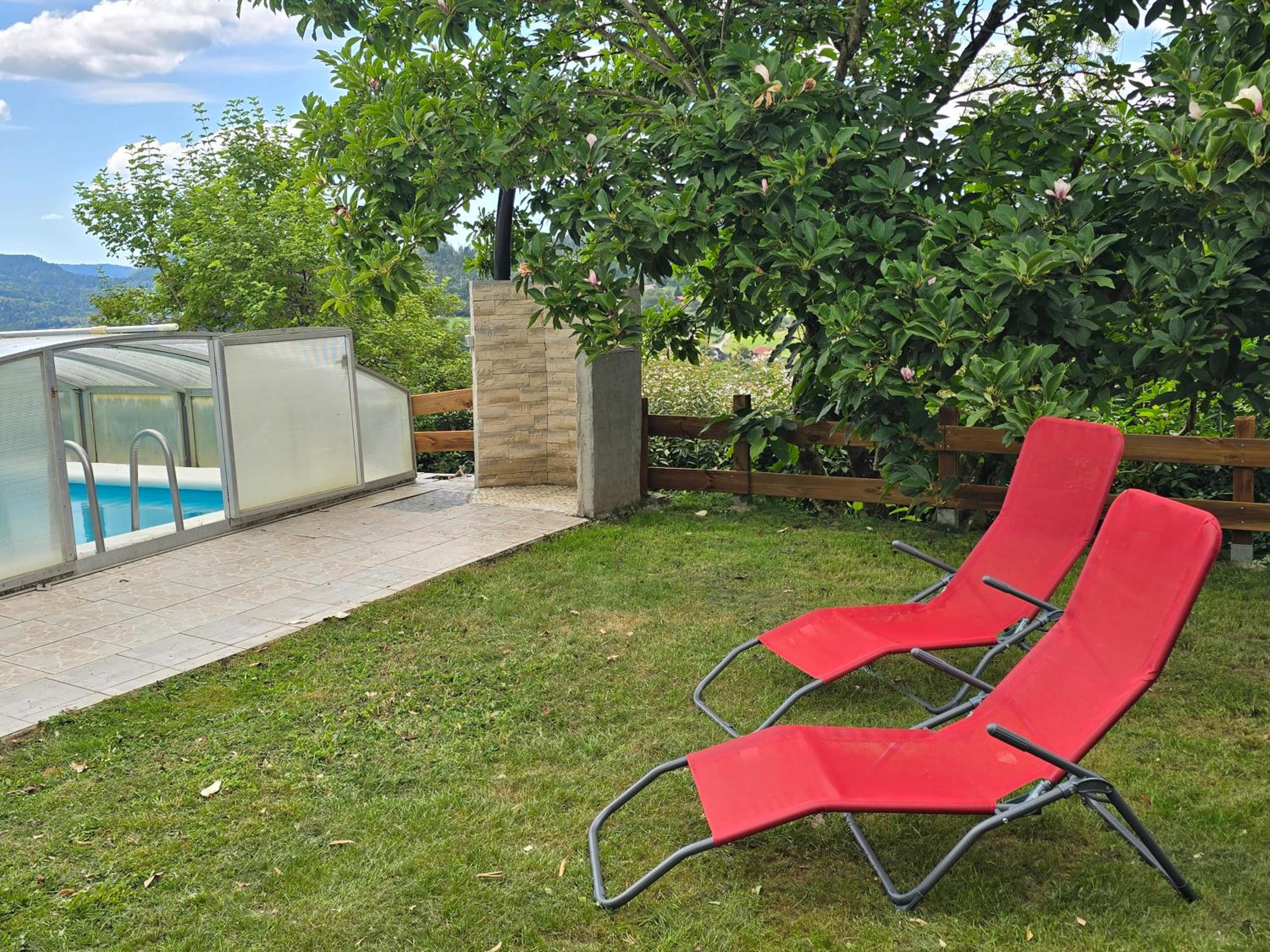 Chalet sous les sapins, calme, superbe vue avec piscine et sauna