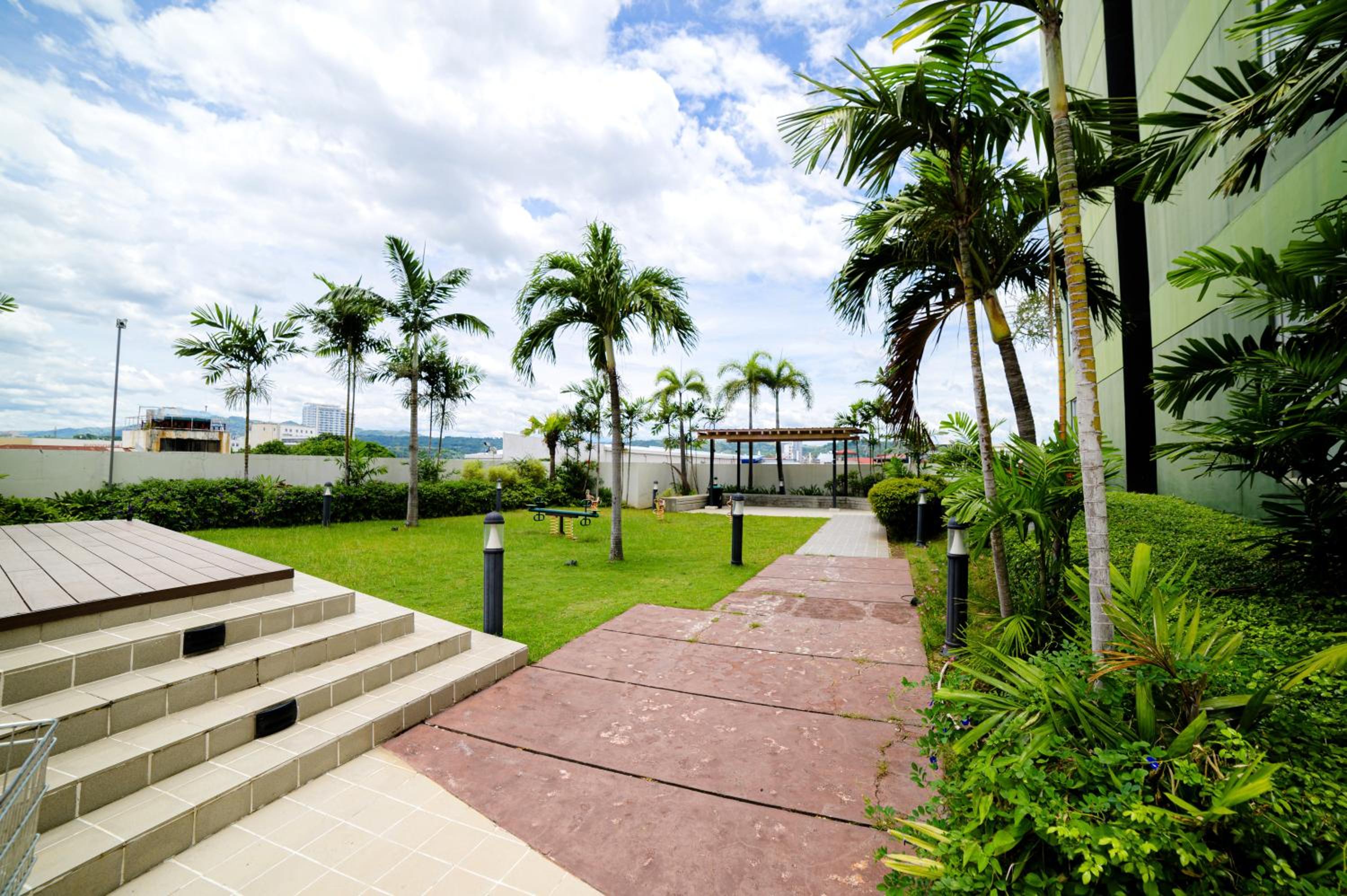 CDO Cozy 2-Bedrooms 2 Toilets View Pool and Garden beside Ayala Mall
