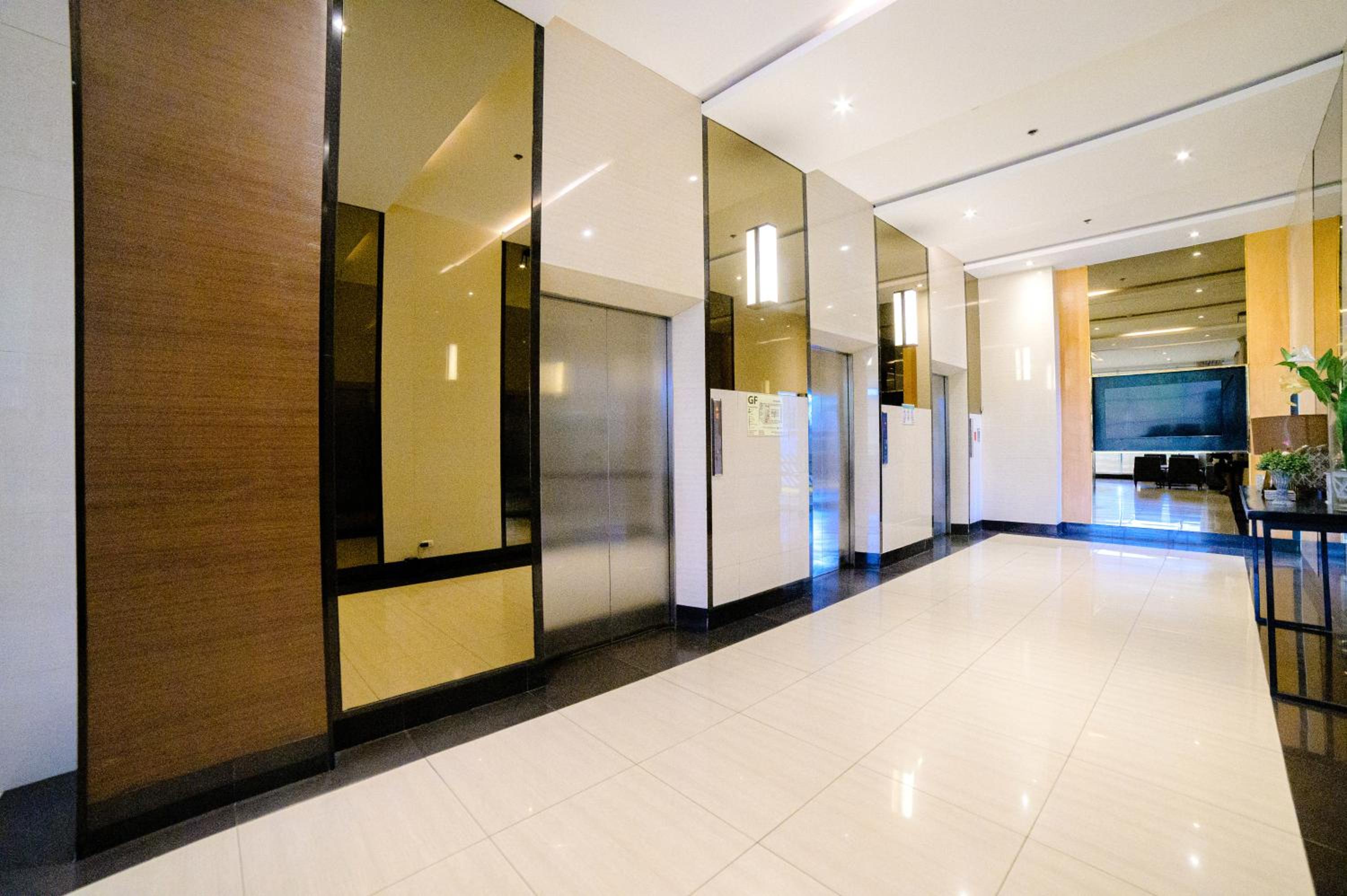 CDO Cozy 2-Bedrooms 2 Toilets View Pool and Garden beside Ayala Mall