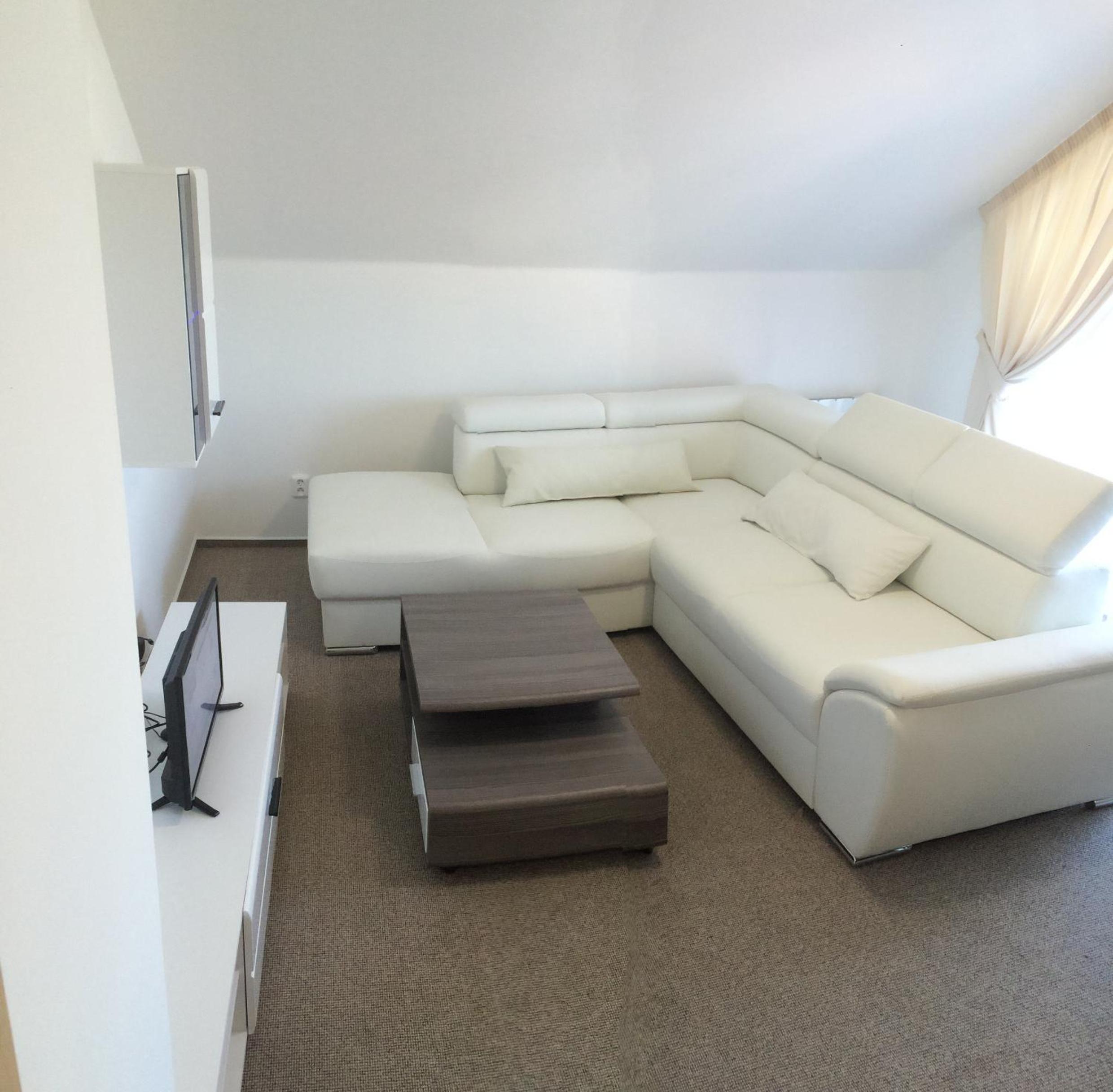 Villa Marcus - rodinný relax 200 m od Penzionu Kometa, u jezera s grilem a sdílenou kuchyní