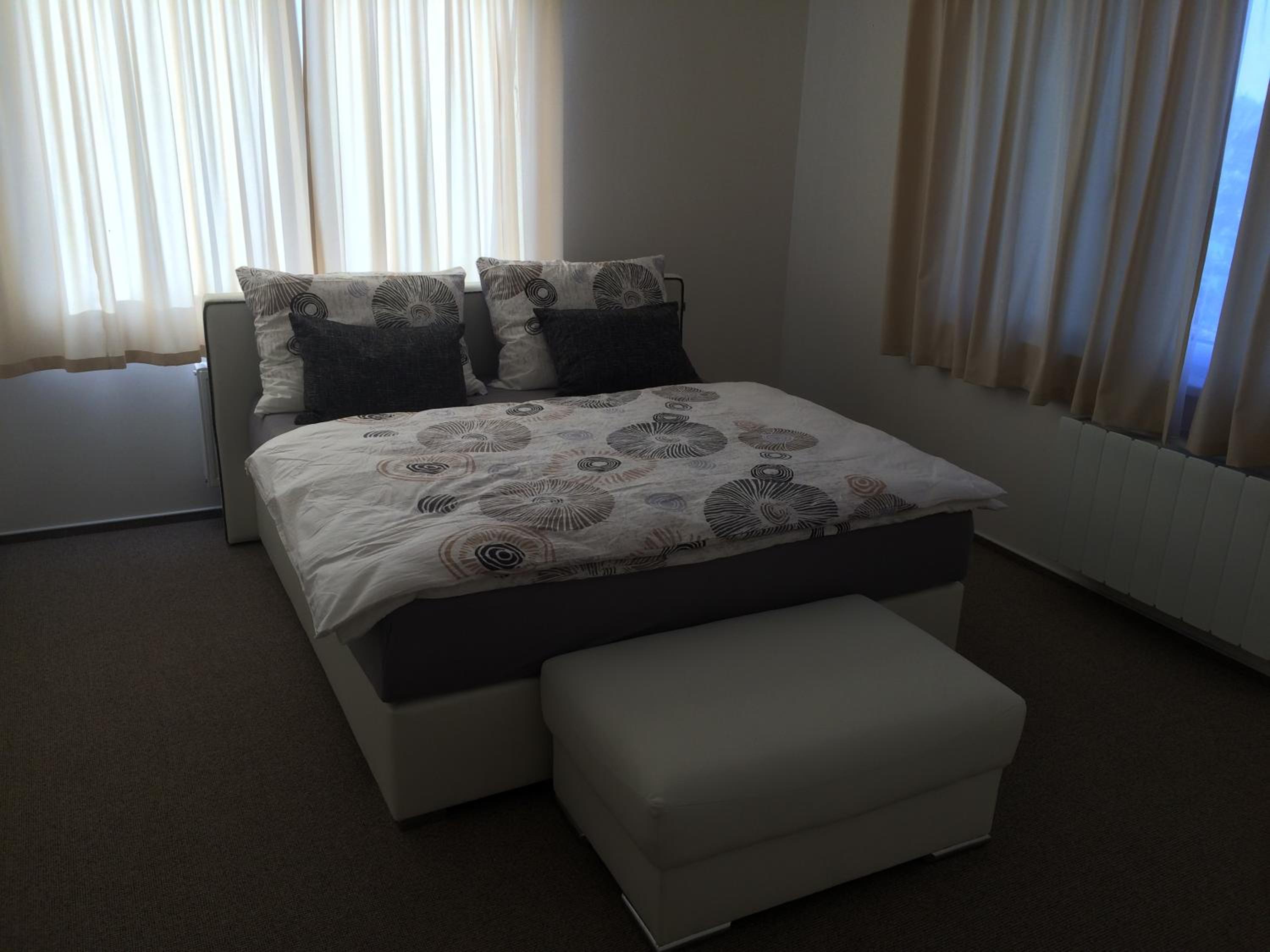 Villa Marcus - rodinný relax 200 m od Penzionu Kometa, u jezera s grilem a sdílenou kuchyní