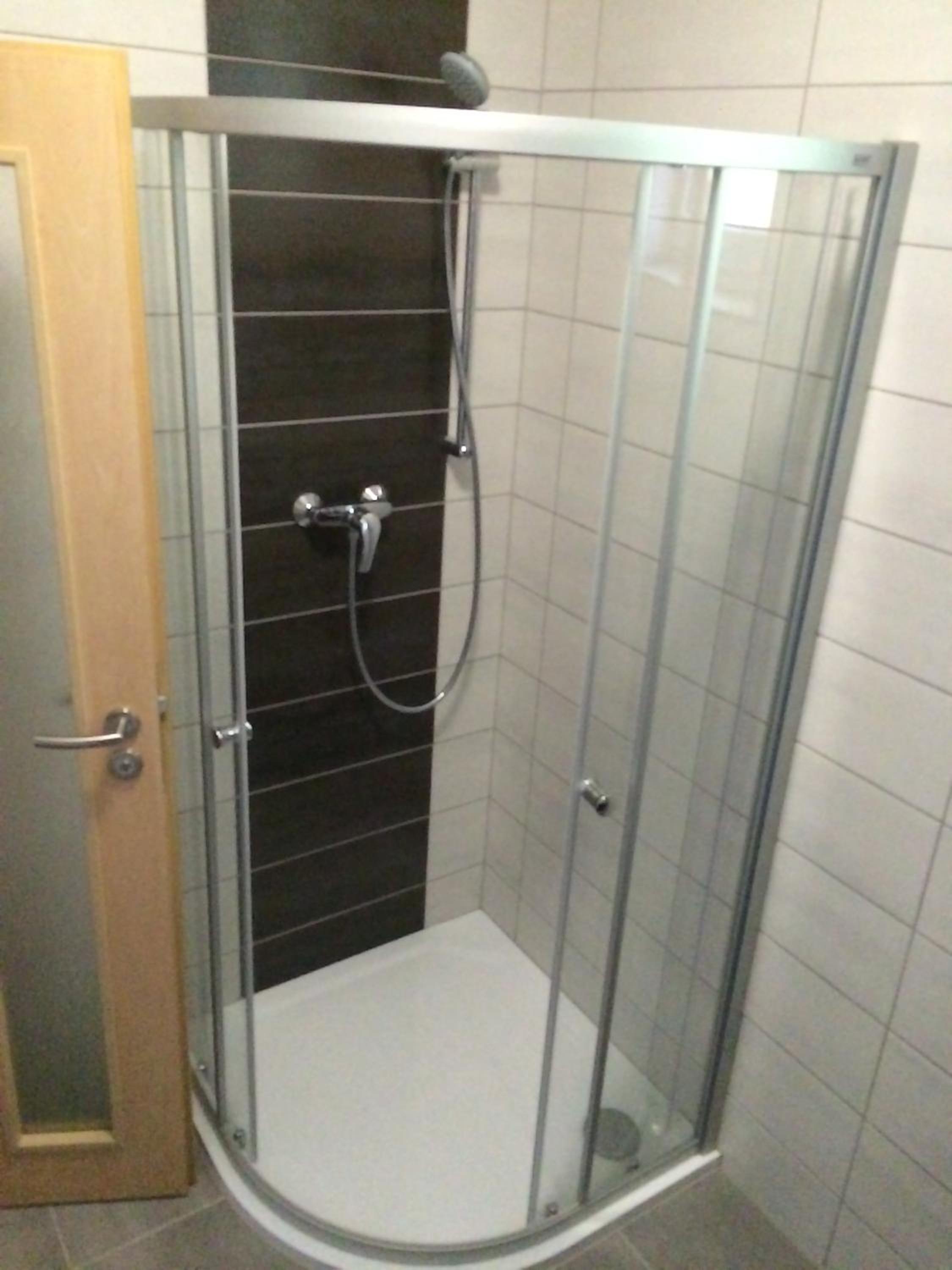 Villa Marcus - rodinný relax 200 m od Penzionu Kometa, u jezera s grilem a sdílenou kuchyní