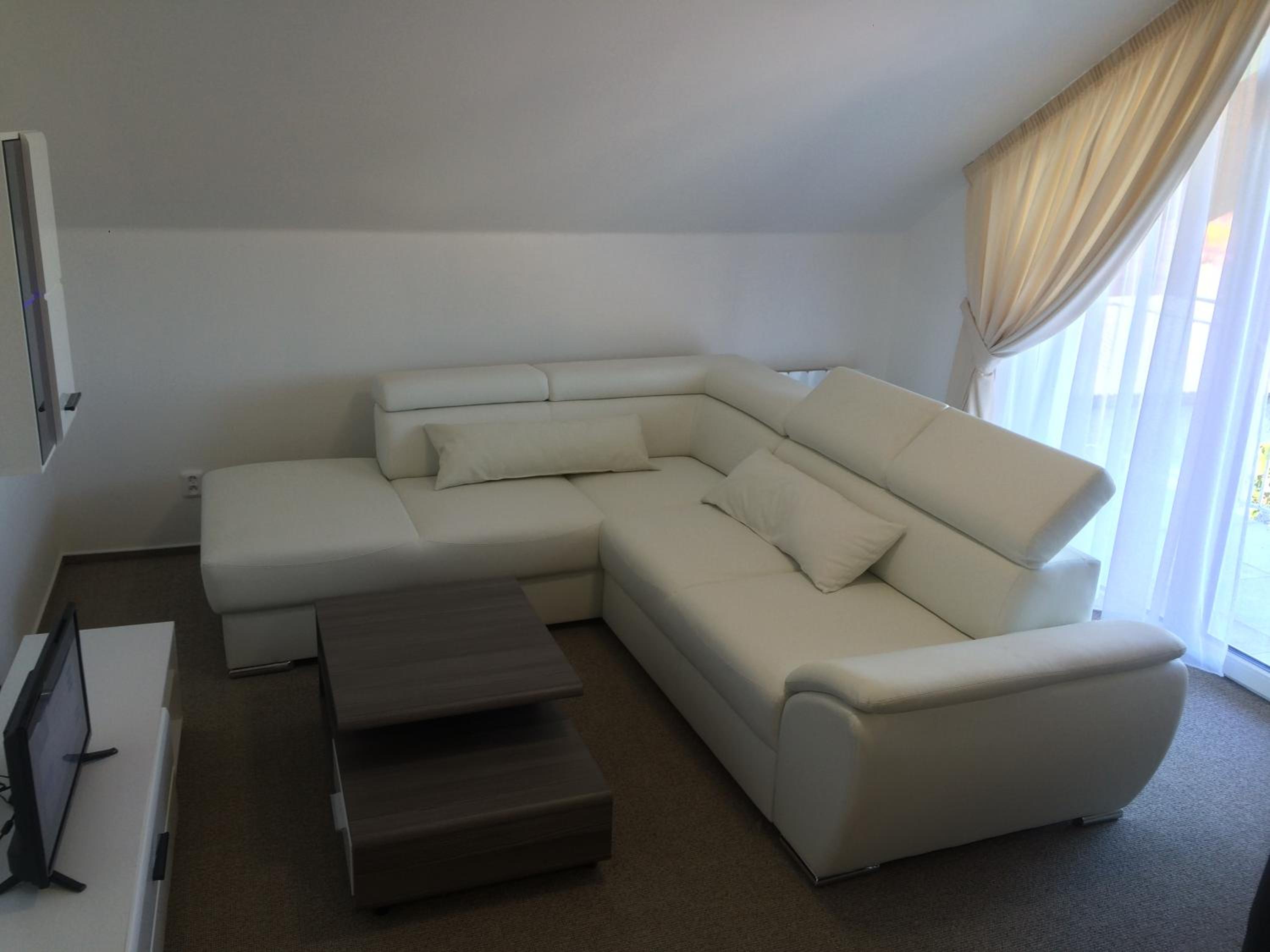 Villa Marcus - rodinný relax 200 m od Penzionu Kometa, u jezera s grilem a sdílenou kuchyní