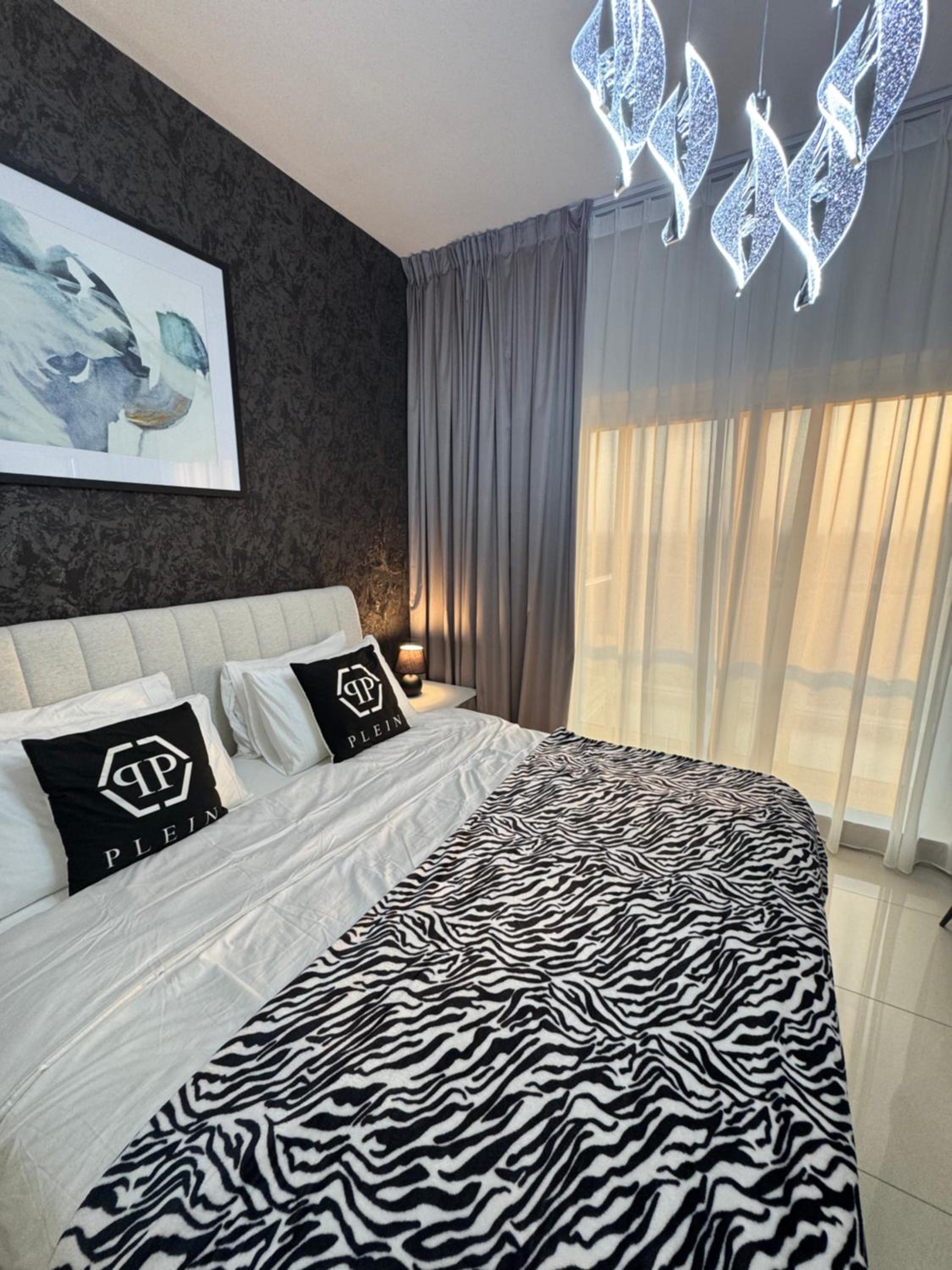 Big studio, Dubai SportCity, parking included
