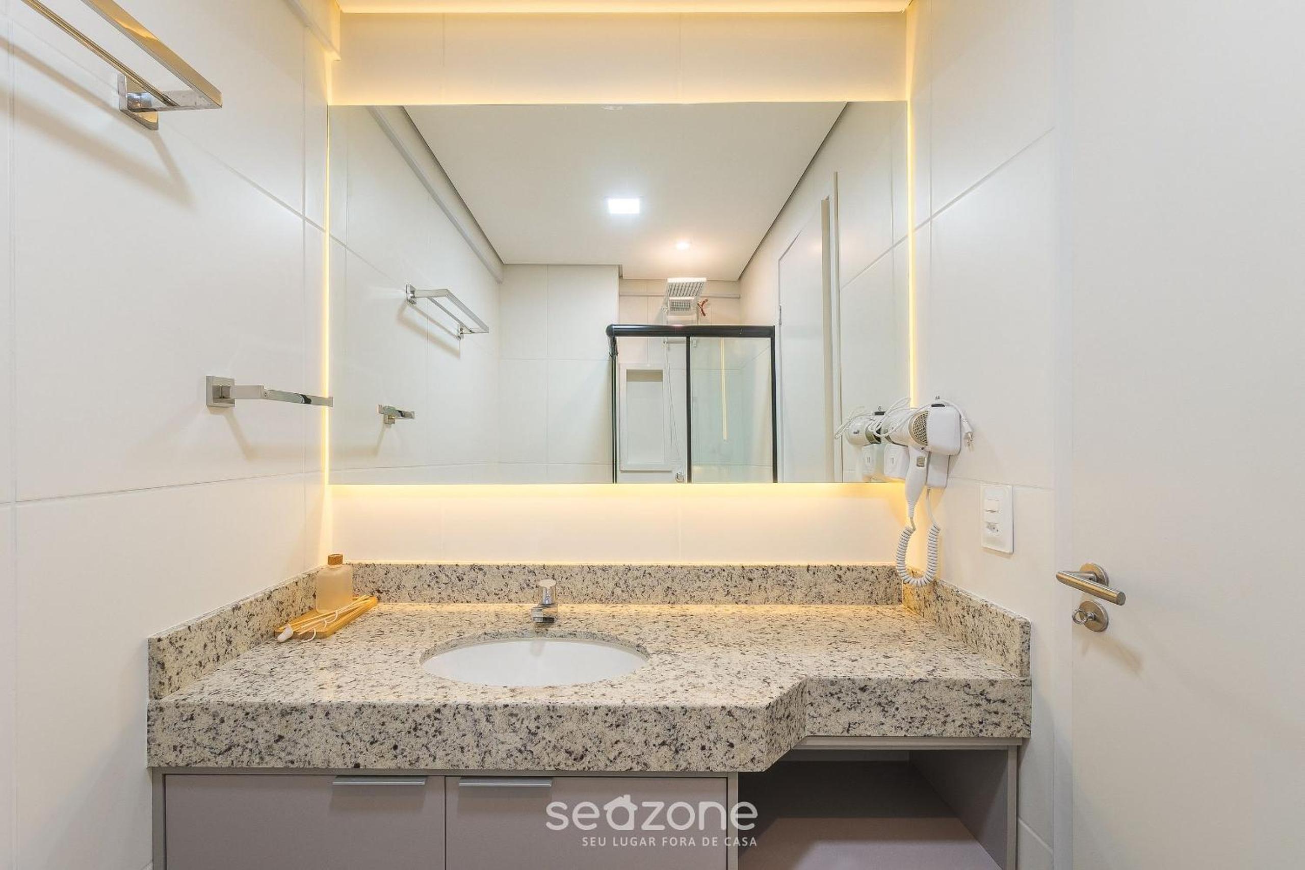 Apartments in a building with a pool 800m from the beach in Salvador - EDF