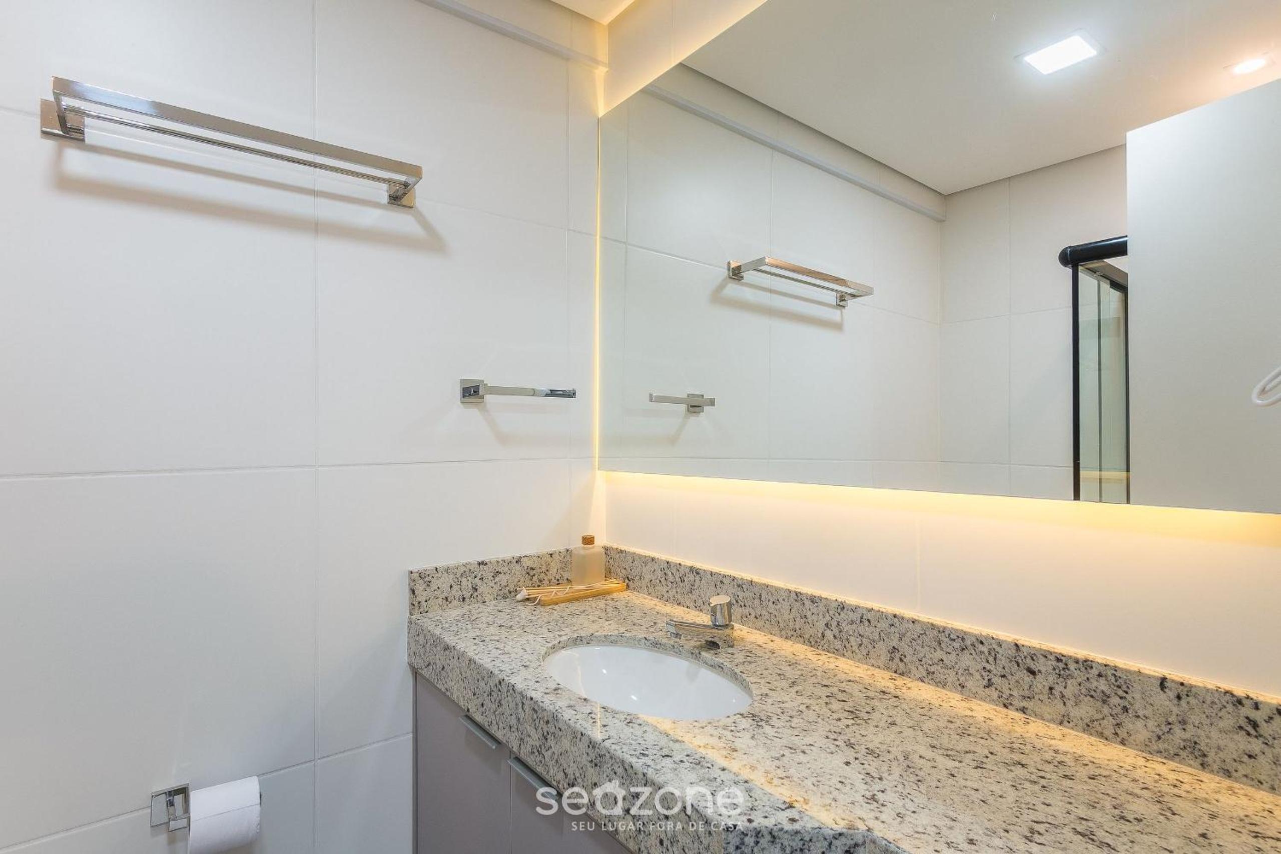 Apartments in a building with a pool 800m from the beach in Salvador - EDF