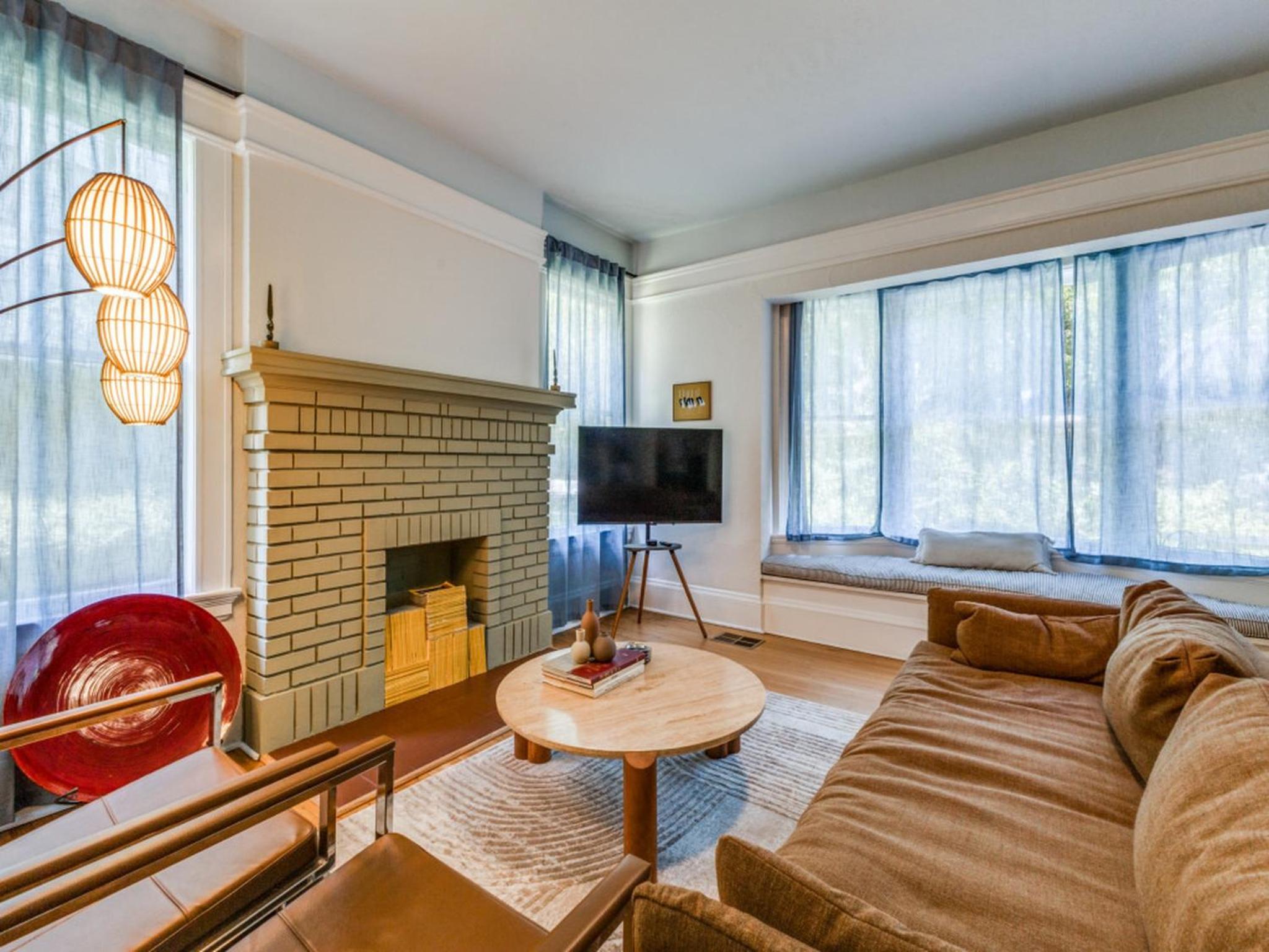 Historic Central Dallas Apartment - Modern & Roomy