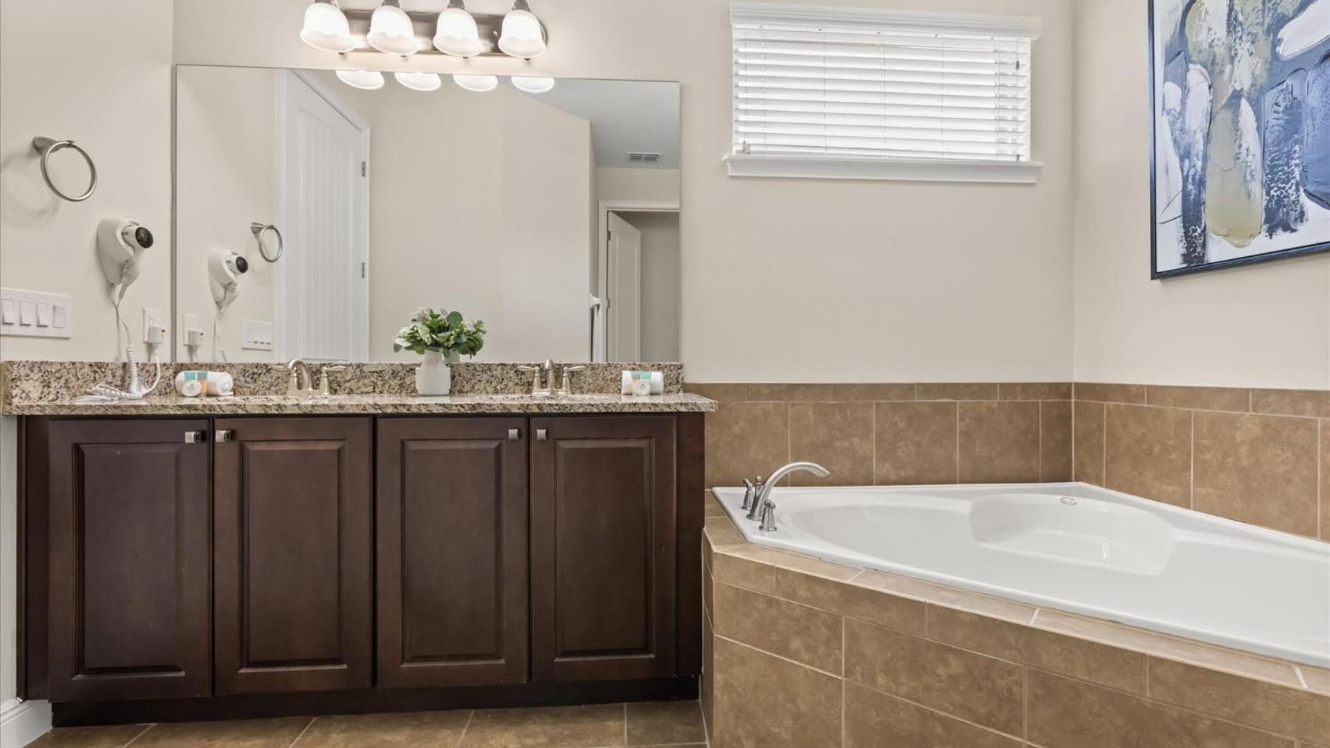 Upstay Spacious 5BR Villa Private Pool and Hot Tub