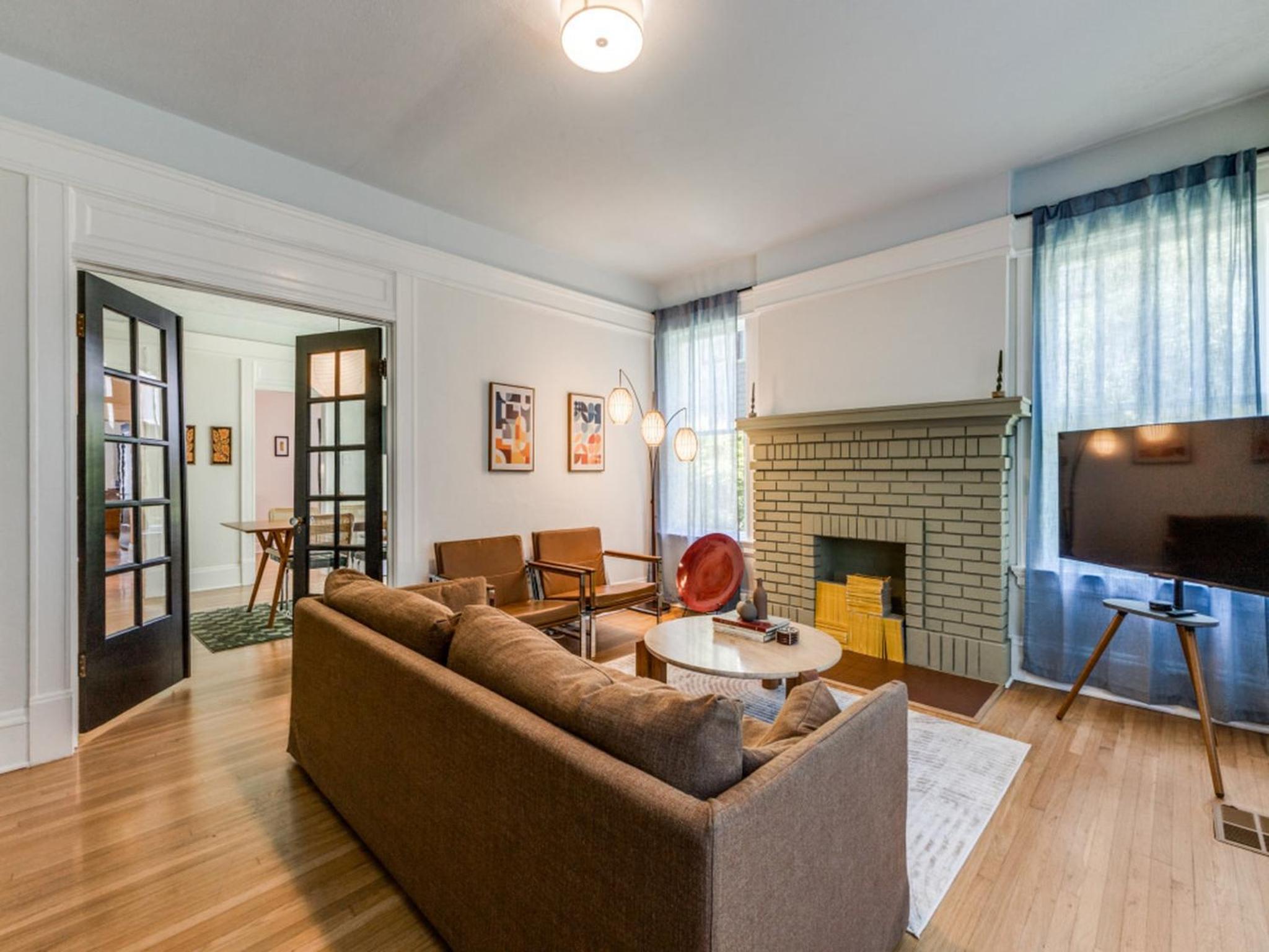 Historic Central Dallas Apartment - Modern & Roomy