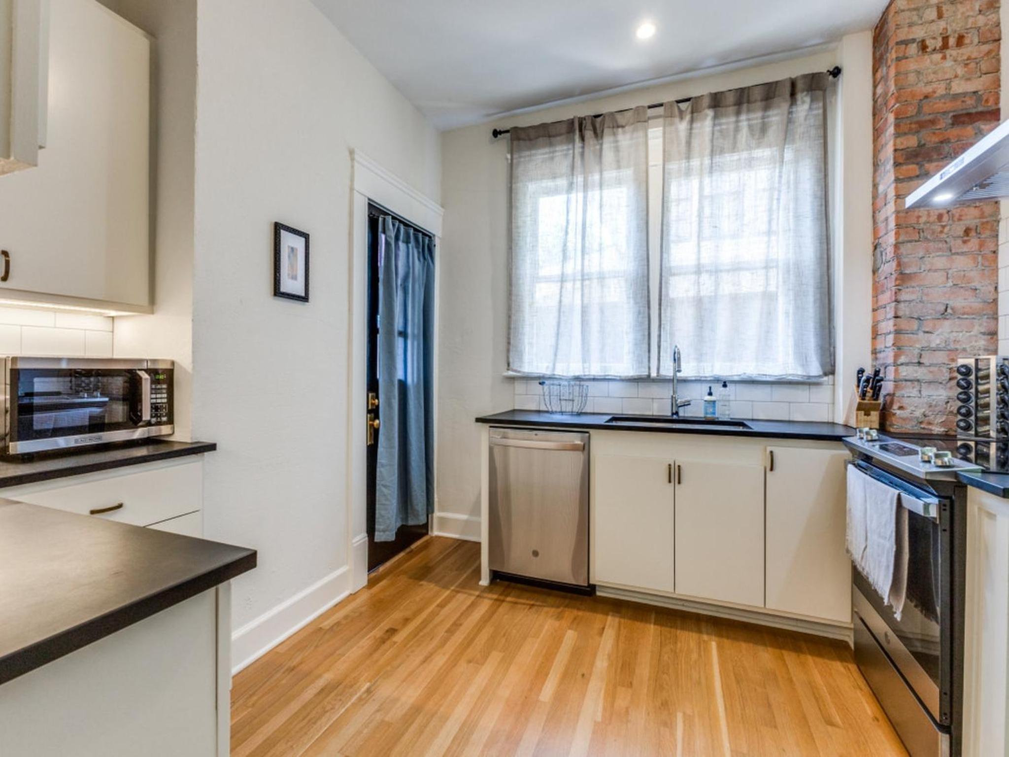 Historic Central Dallas Apartment - Modern & Roomy