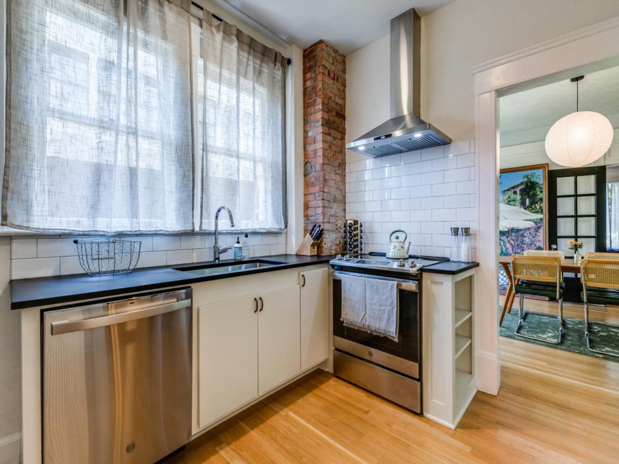 Historic Central Dallas Apartment - Modern & Roomy