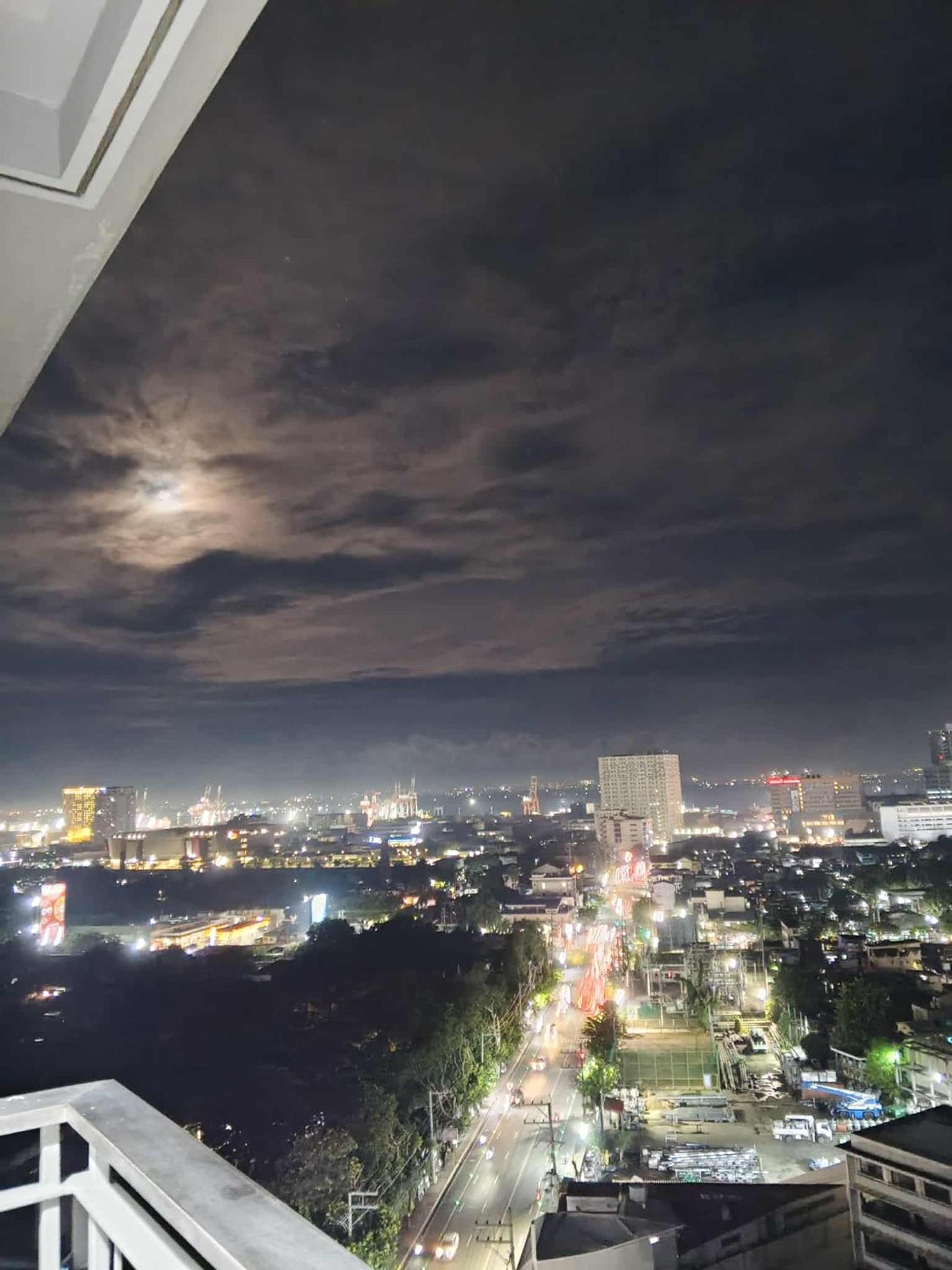 3 Night Getaway City & Sea View Condo with Balcony Near Ayala