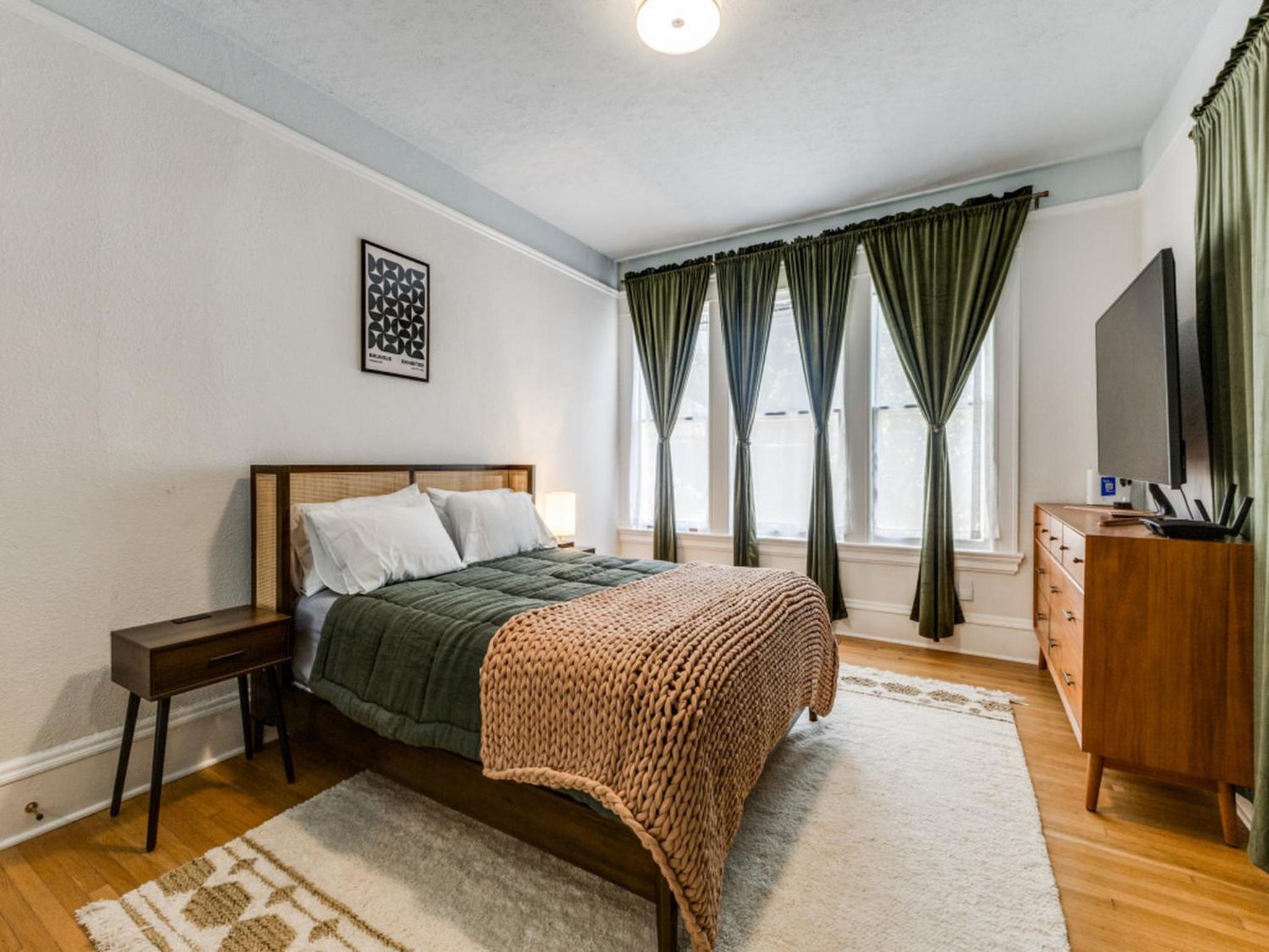 Historic Central Dallas Apartment - Modern & Roomy