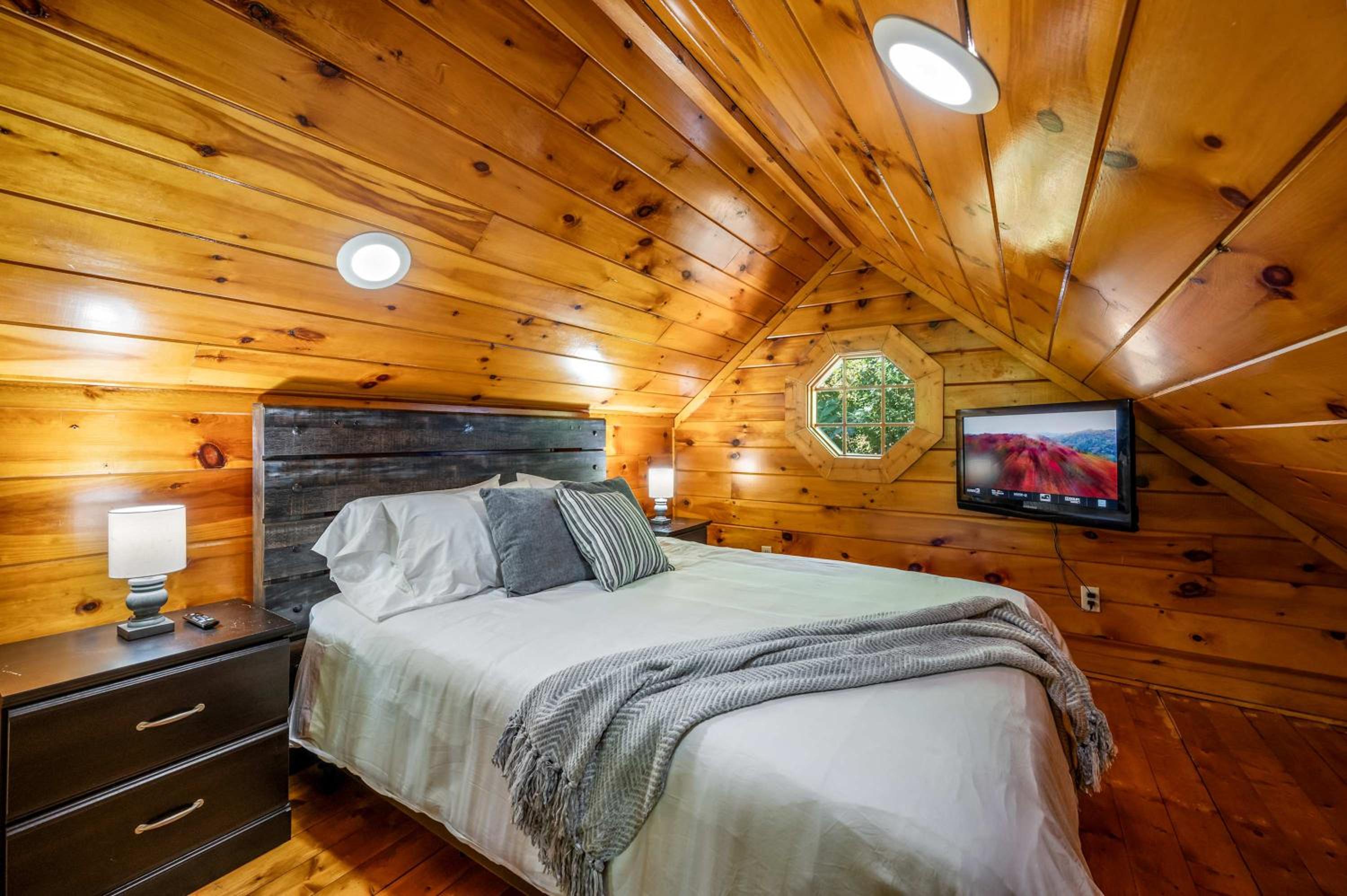 Charming Cabin with Hot Tub