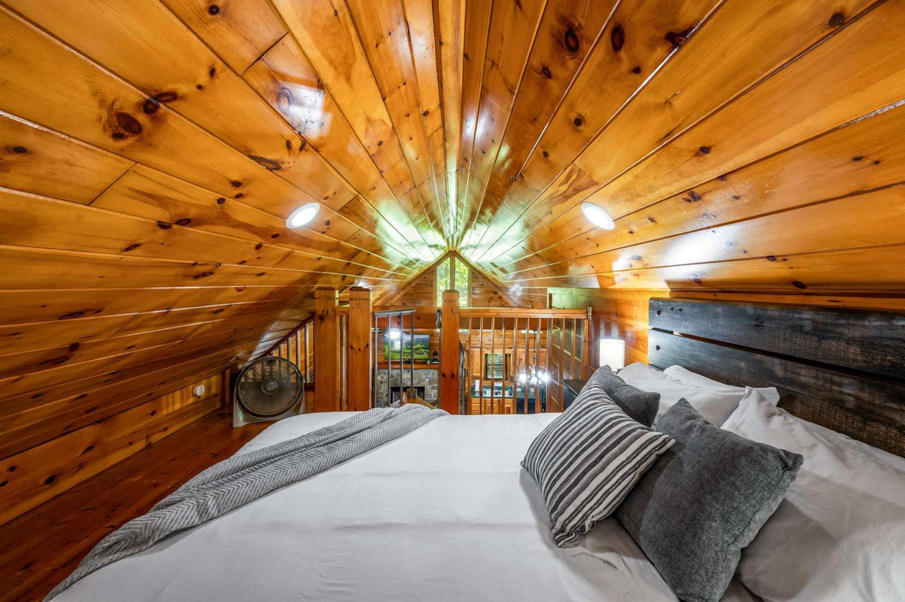 Charming Cabin with Hot Tub