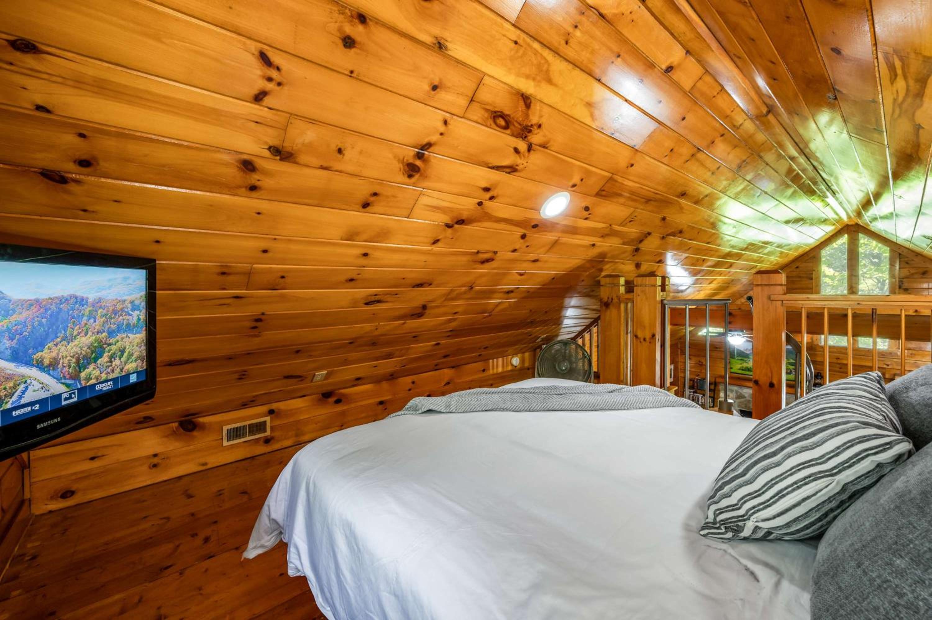 Charming Cabin with Hot Tub